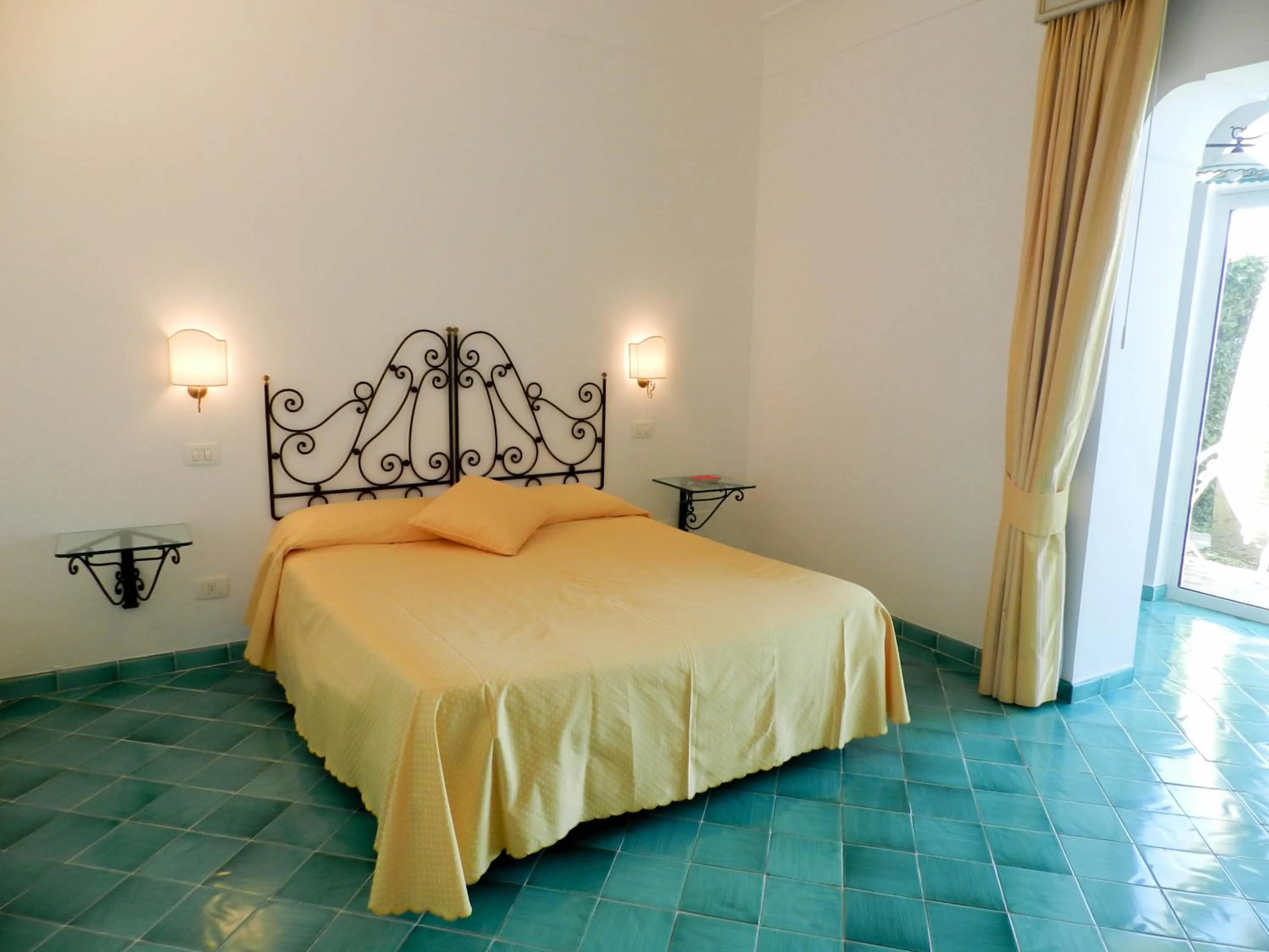 Photo of the whole room, Bed in Bacio del Sole B&B Positano