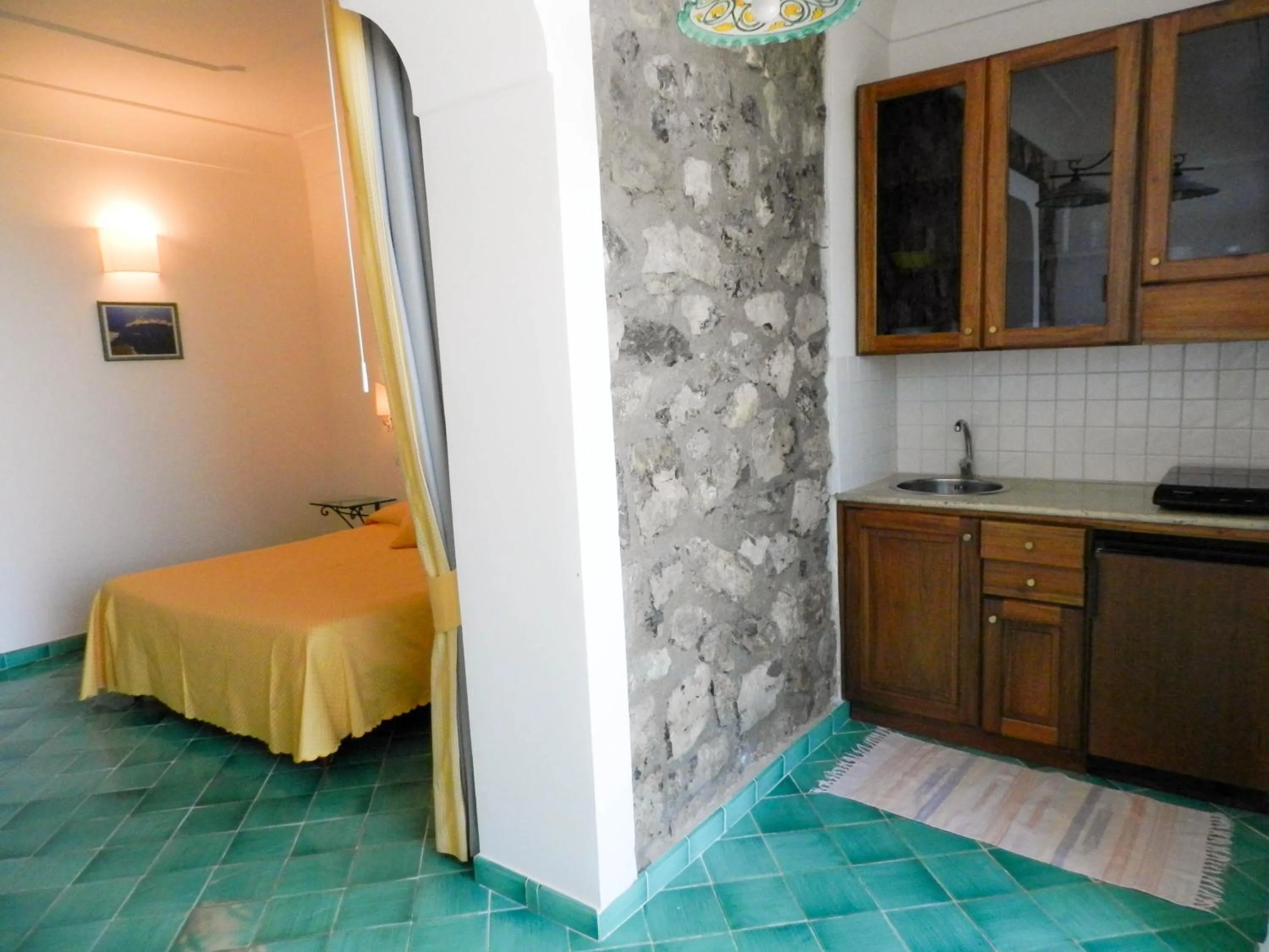 Kitchen or kitchenette, Bed in Bacio del Sole B&B Positano