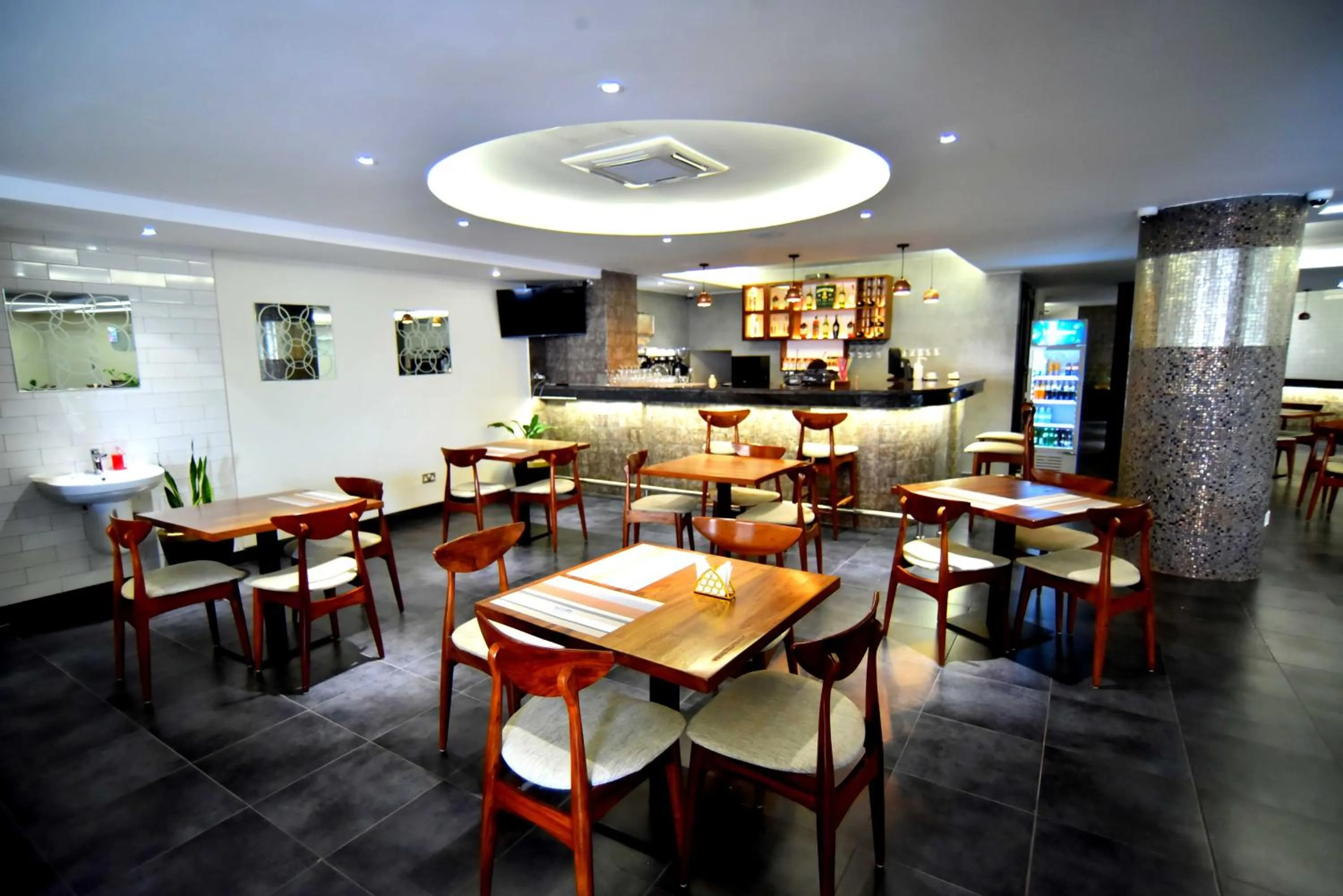 Restaurant/places to eat in Victoria Mews Hotel