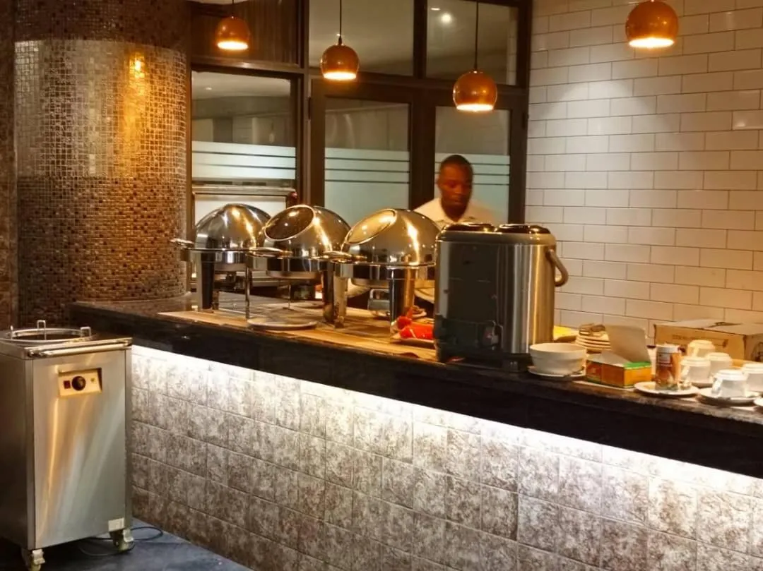 Restaurant/places to eat in Victoria Mews Hotel