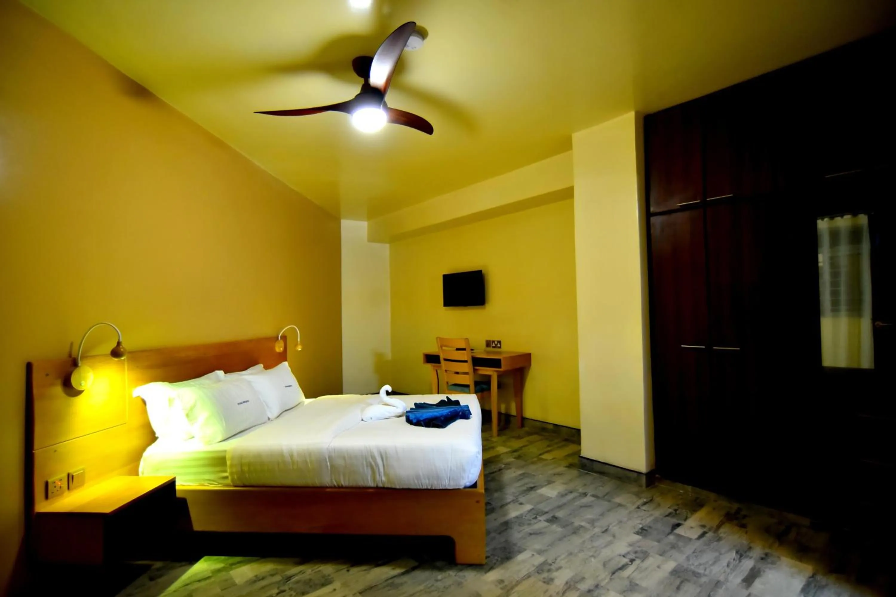 Bedroom, Bed in Victoria Mews Hotel