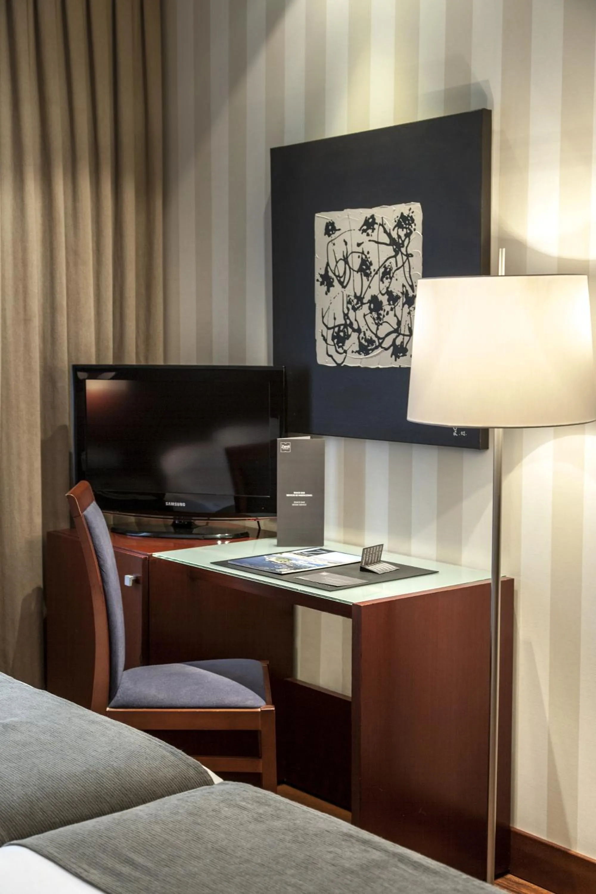 Photo of the whole room, Bed in Zenit Málaga