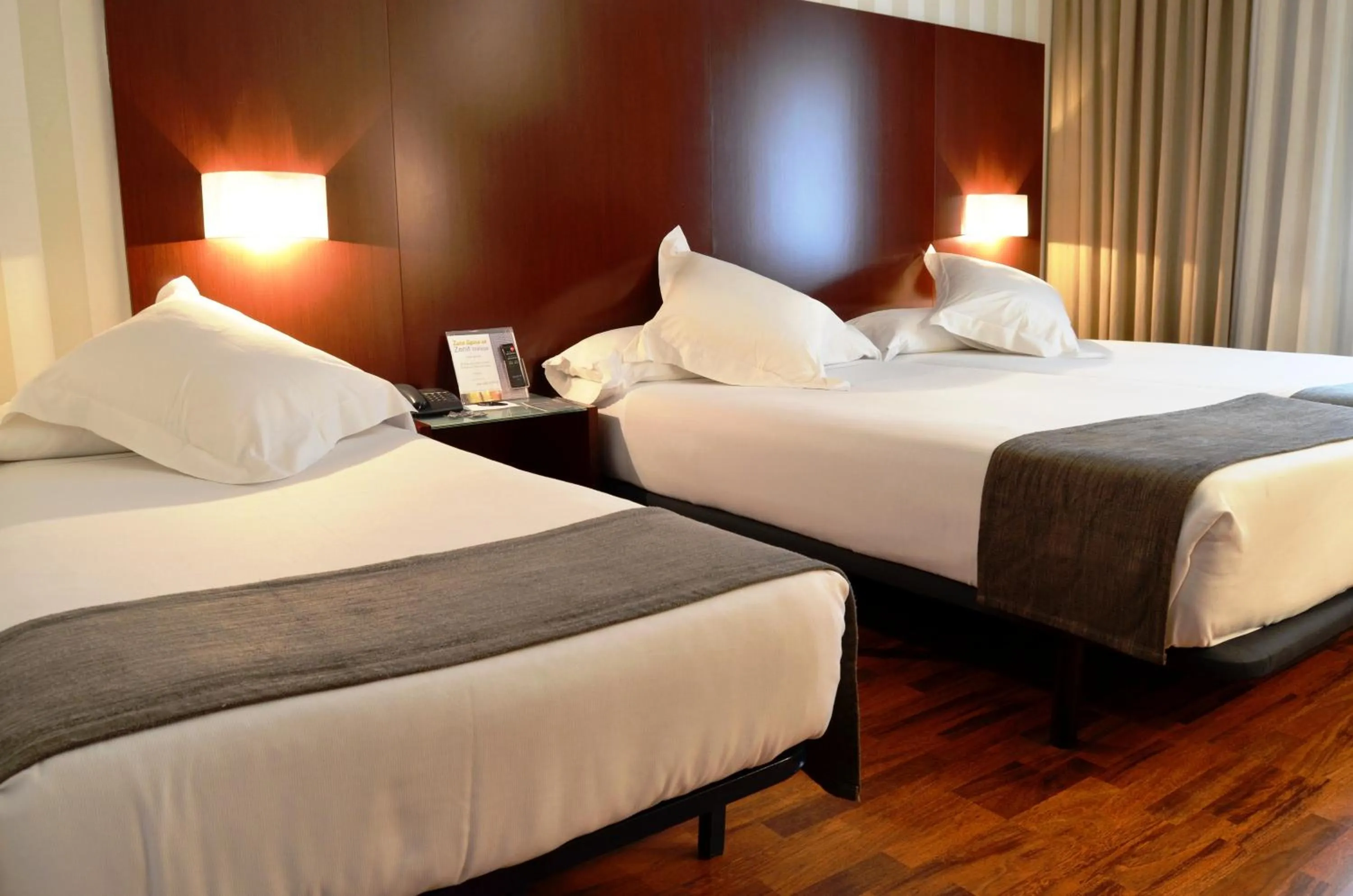 Photo of the whole room, Bed in Zenit Málaga