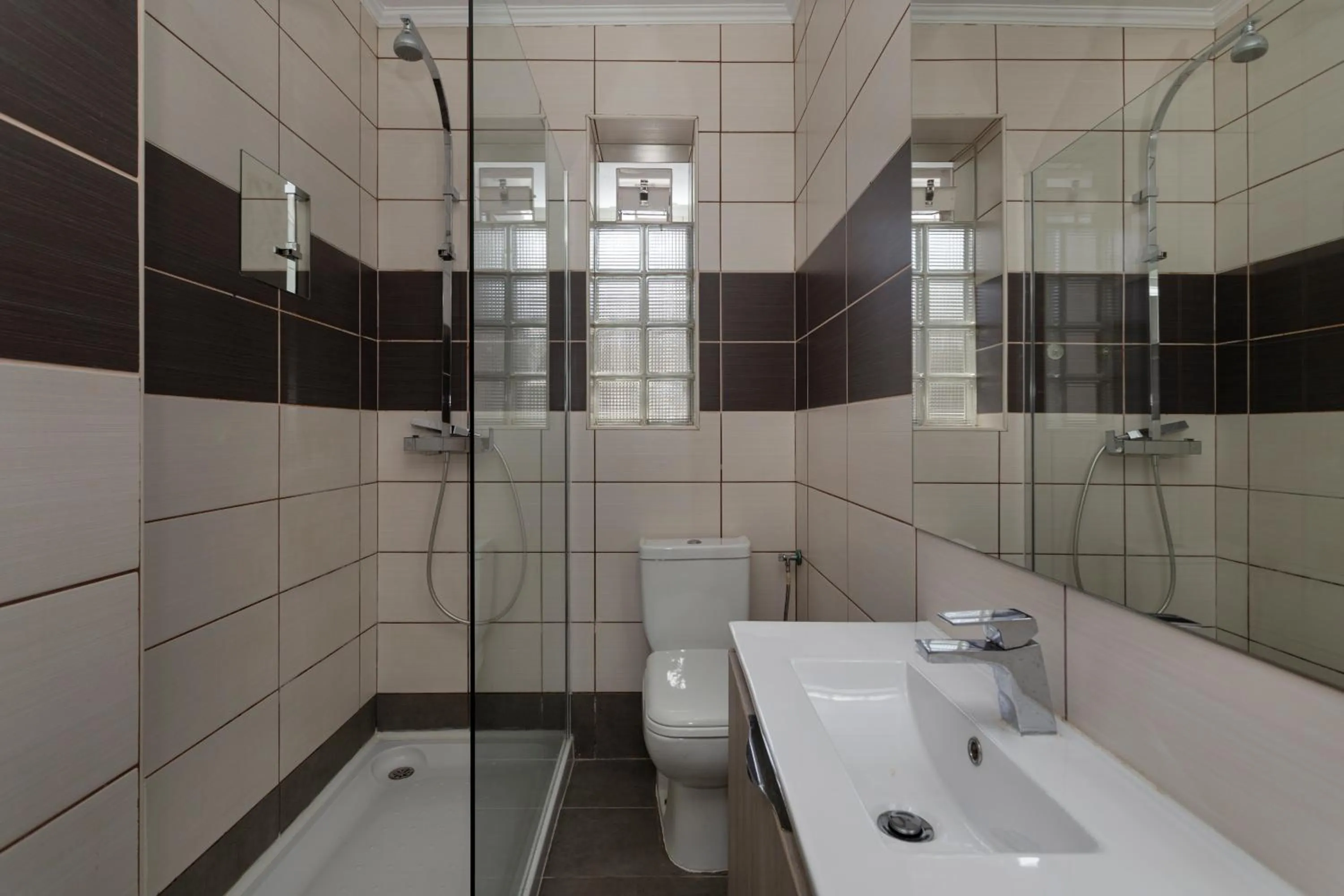 Shower in Lemon Hostel Faro