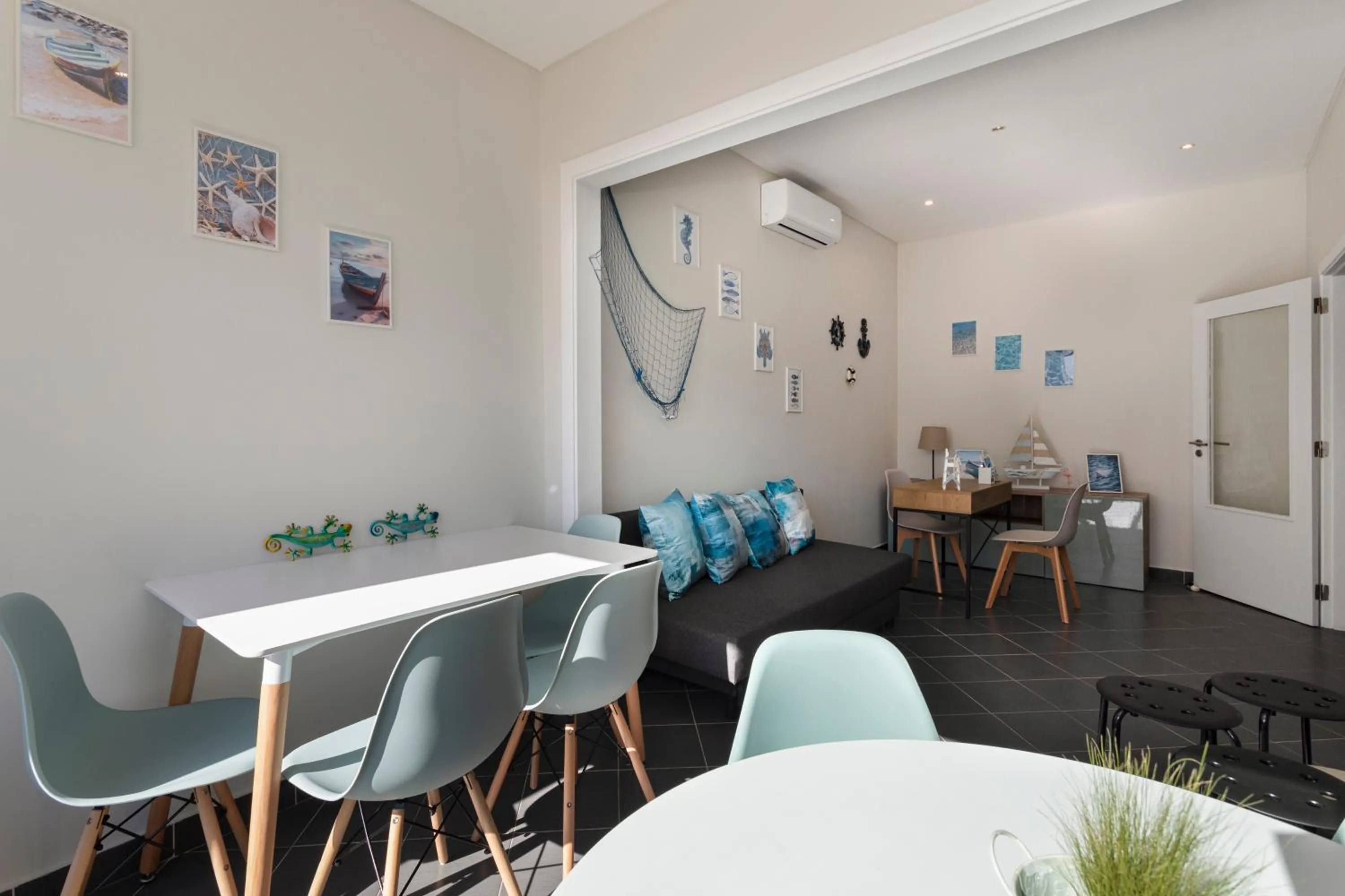 Communal lounge/ TV room in Lemon Hostel Faro