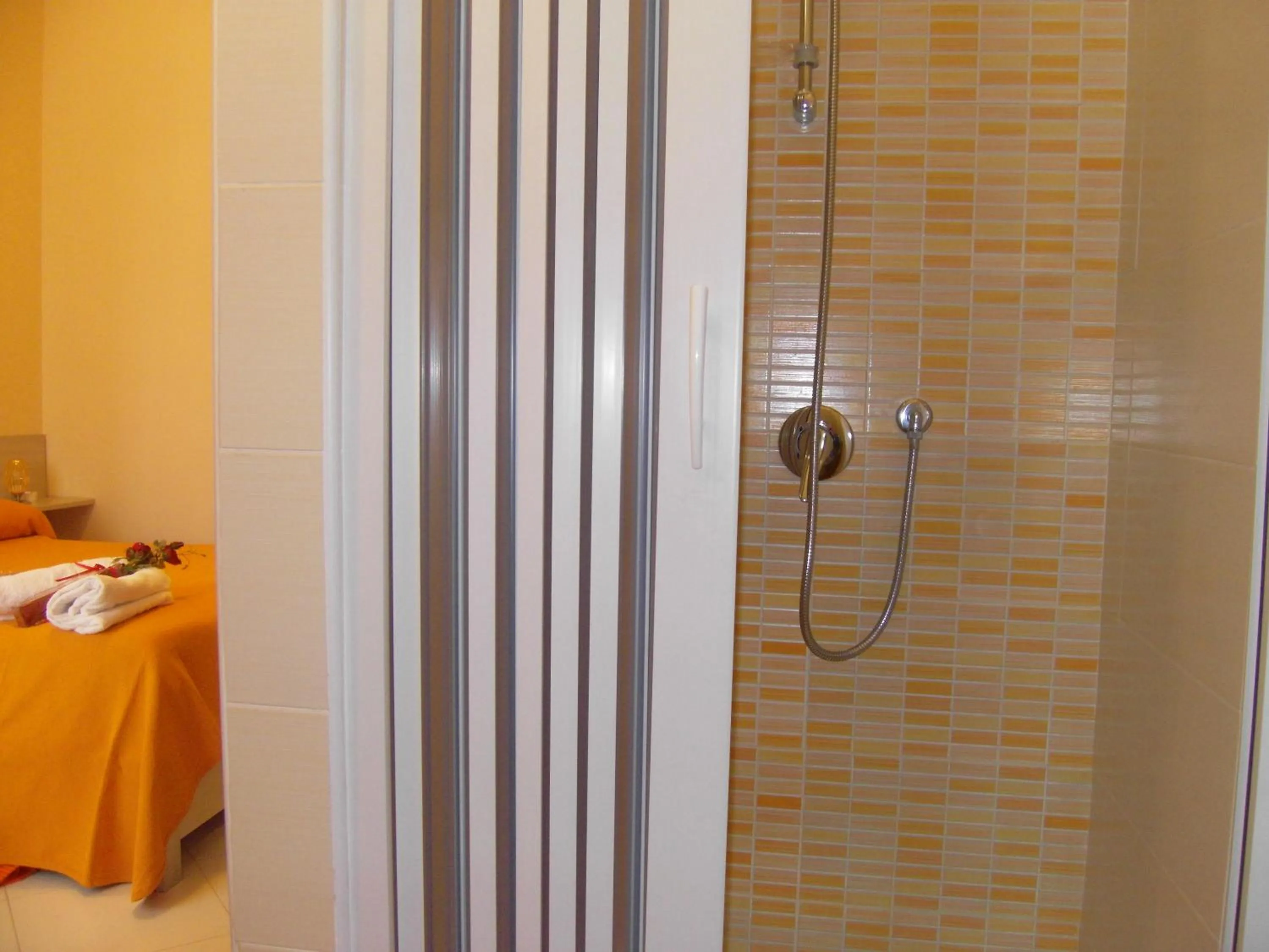 Shower, Bed in B&B Santa Rosa