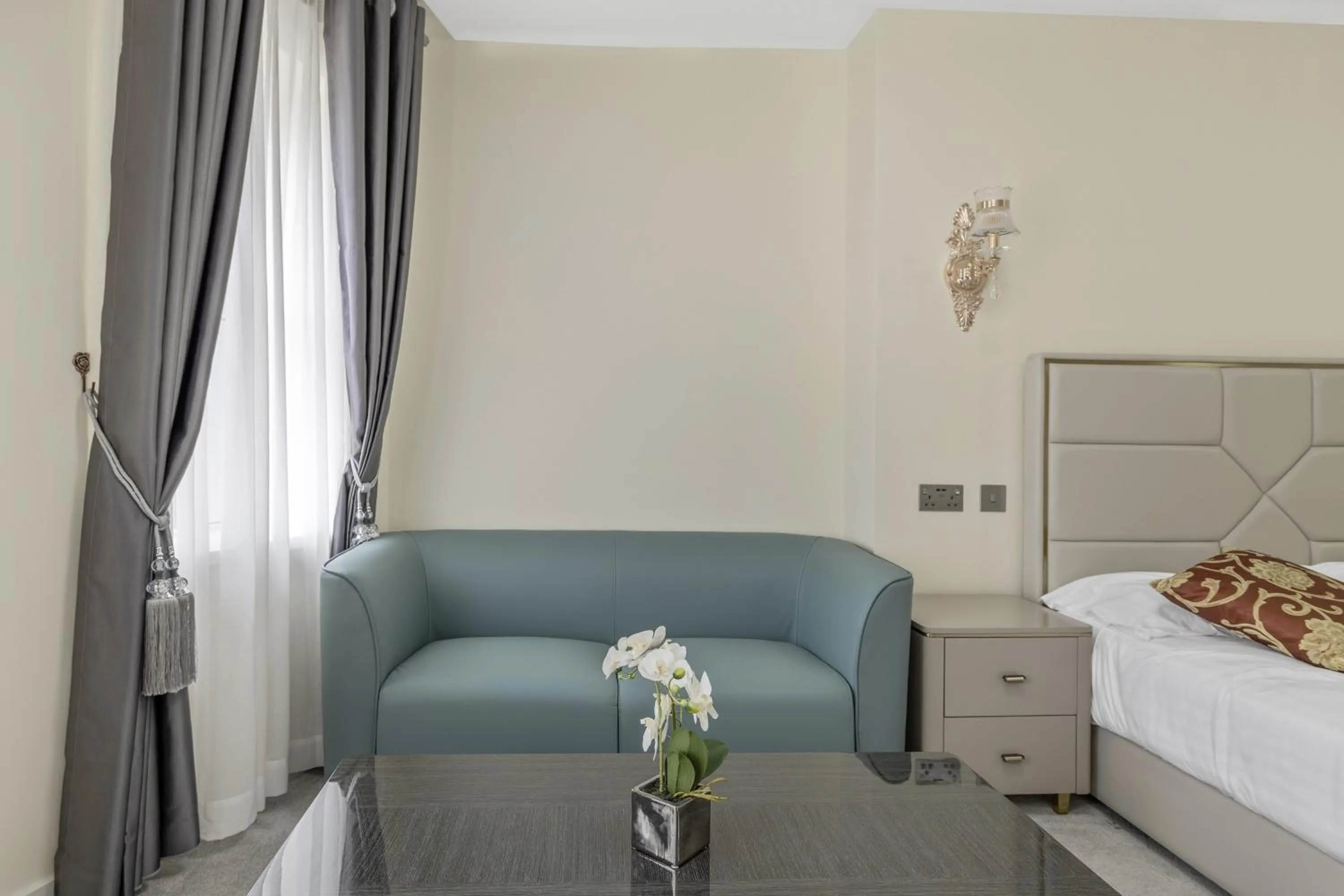 Seating area, Bed in Drake Hotel Plymouth