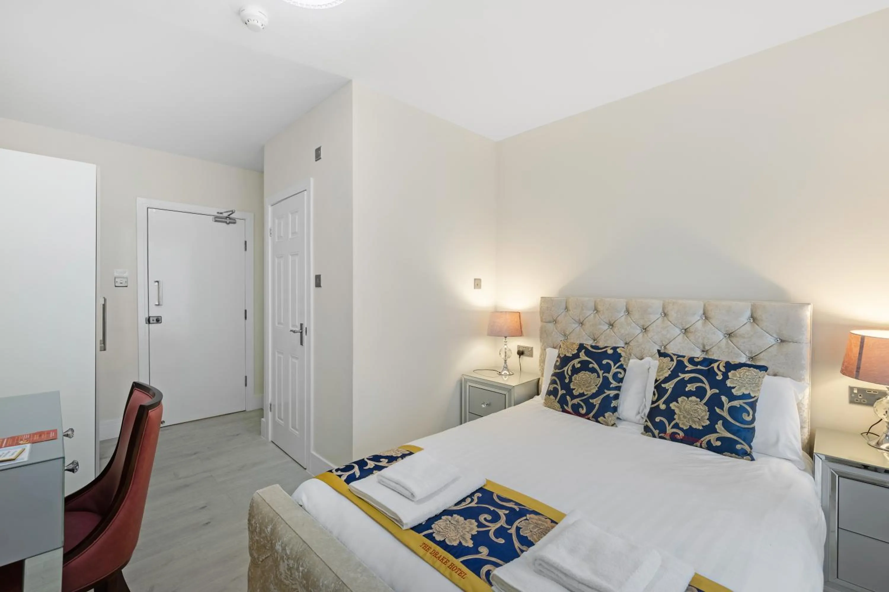 Bedroom, Bed in Drake Hotel Plymouth