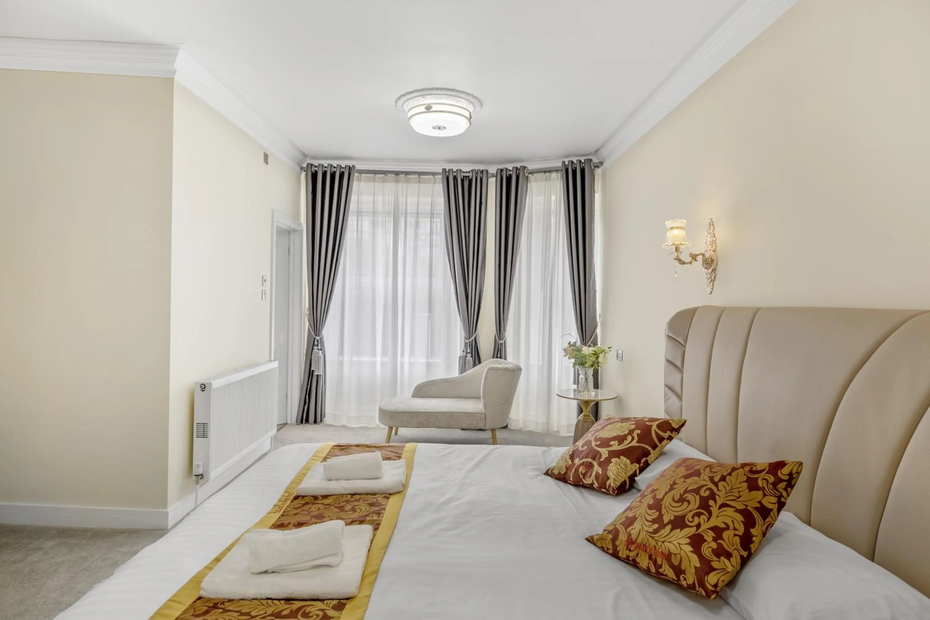 Bedroom, Bed in Drake Hotel Plymouth