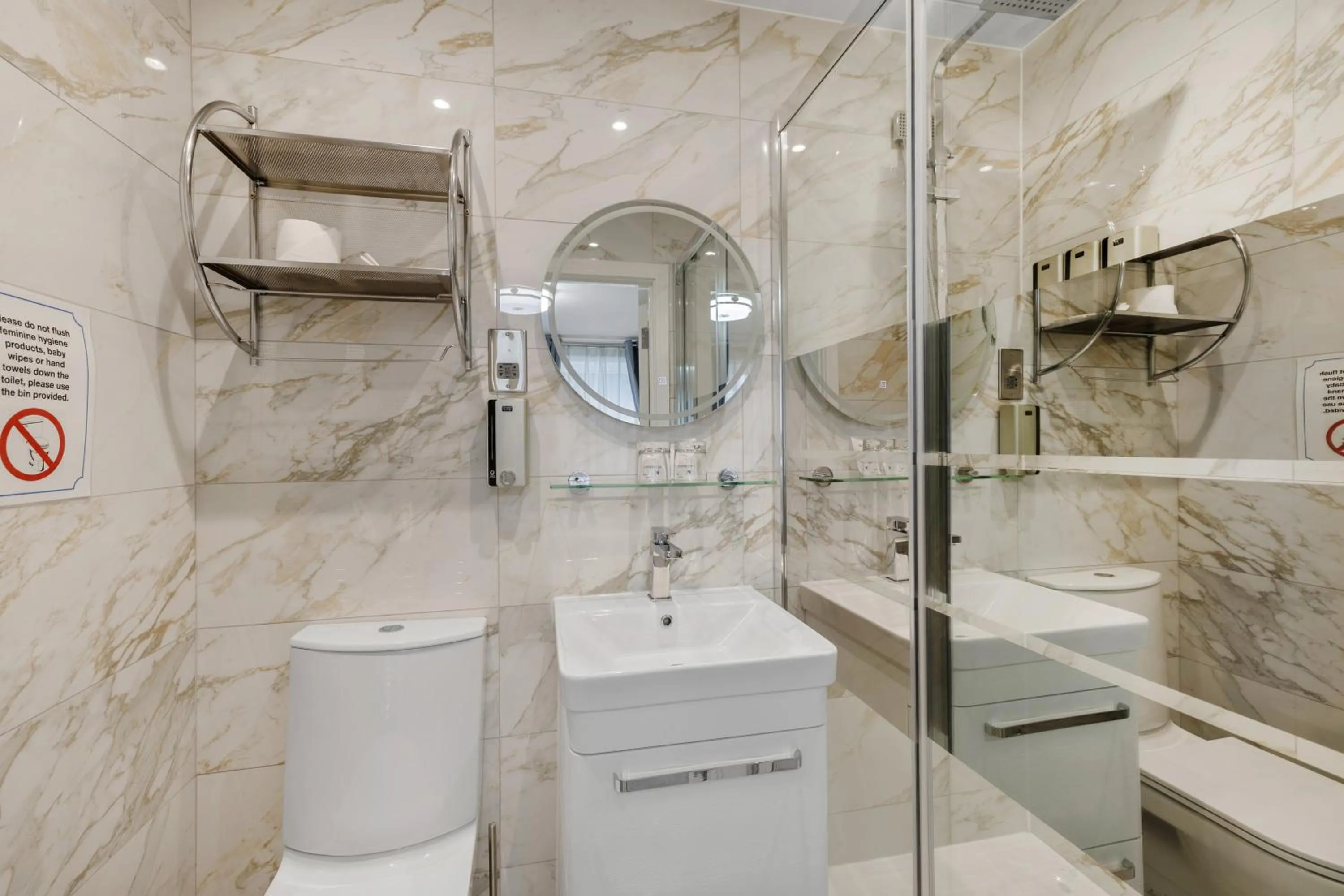 Bathroom in Drake Hotel Plymouth