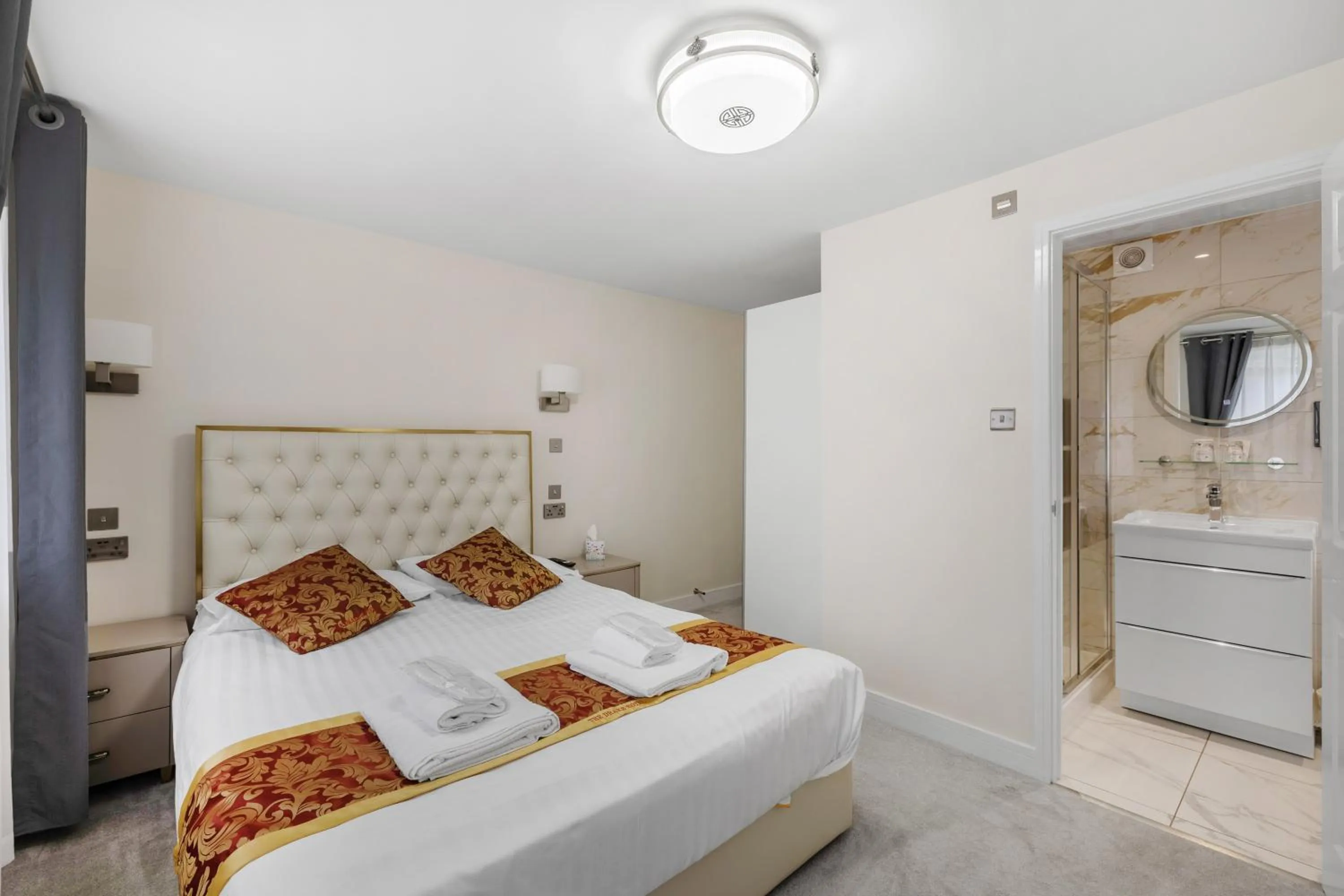 Bedroom, Bed in Drake Hotel Plymouth