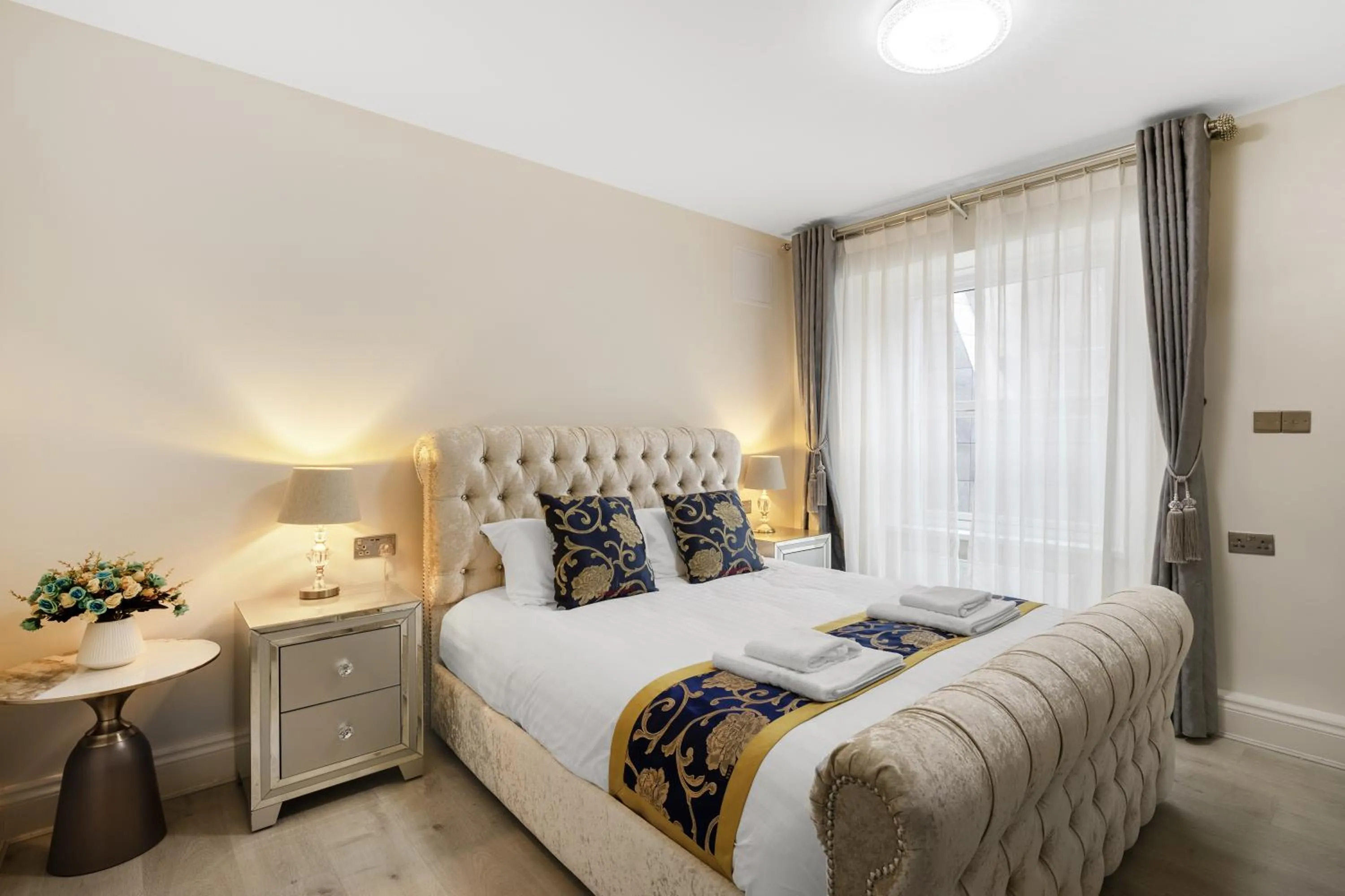 Bedroom, Bed in Drake Hotel Plymouth