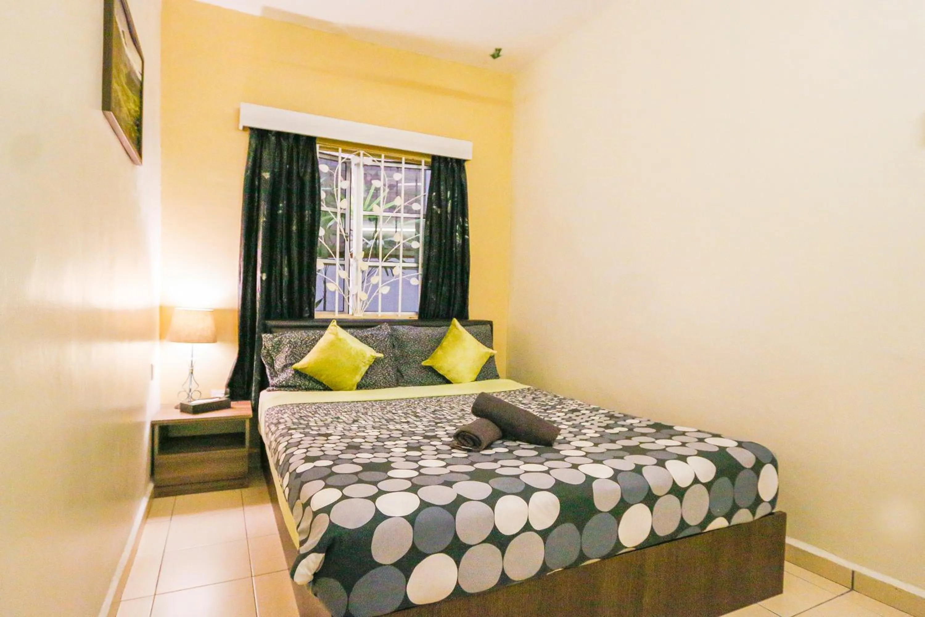 Bedroom, Bed in Golden Lodge