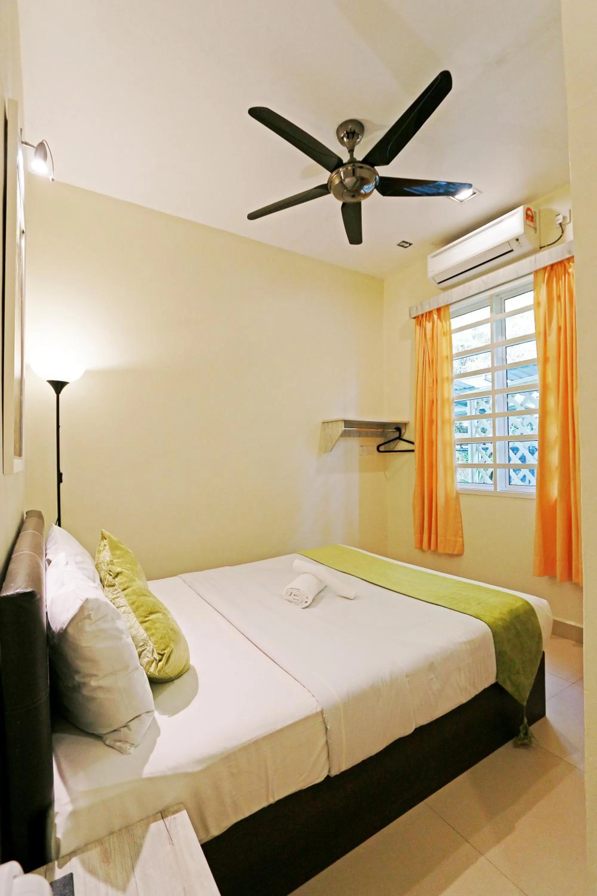 Photo of the whole room, Bed in Golden Lodge