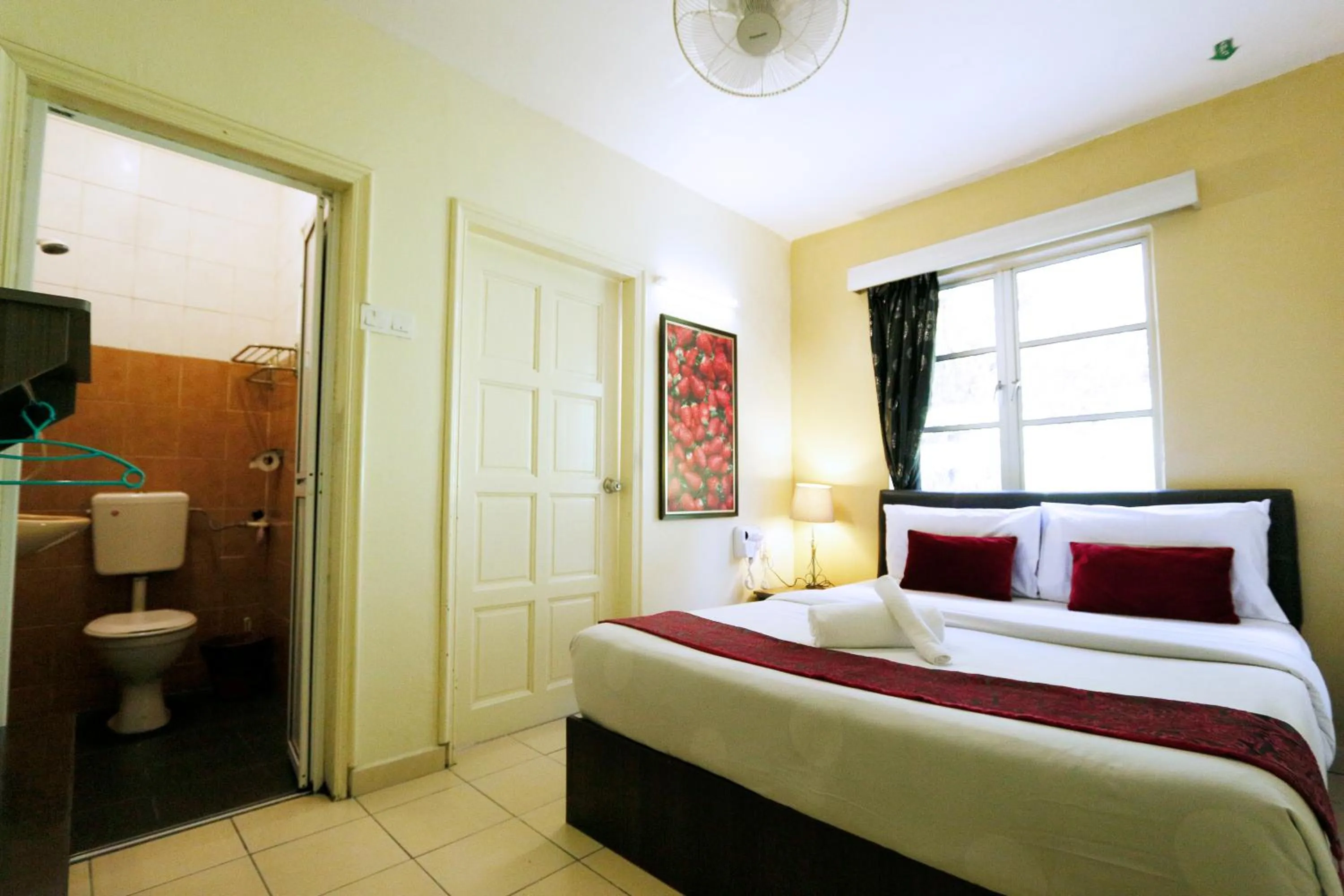 Bedroom, Bed in Golden Lodge