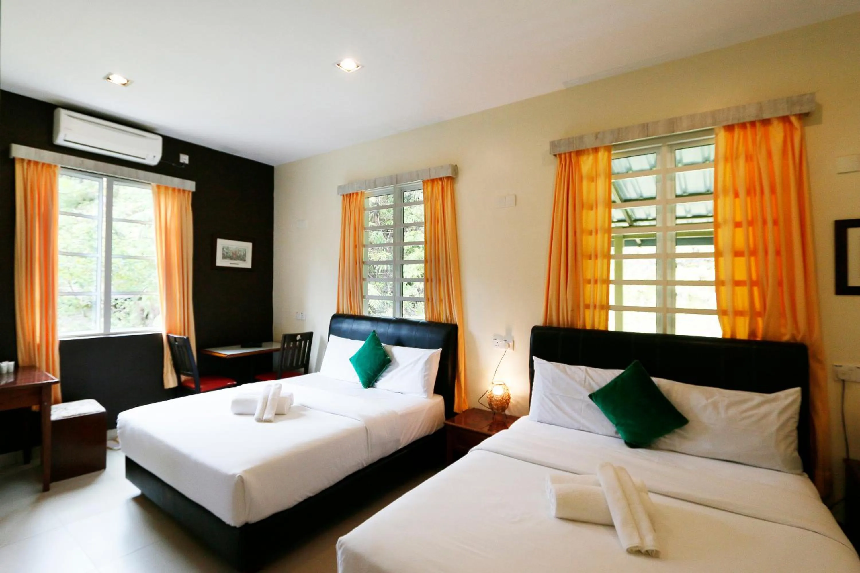 Bedroom, Bed in Golden Lodge