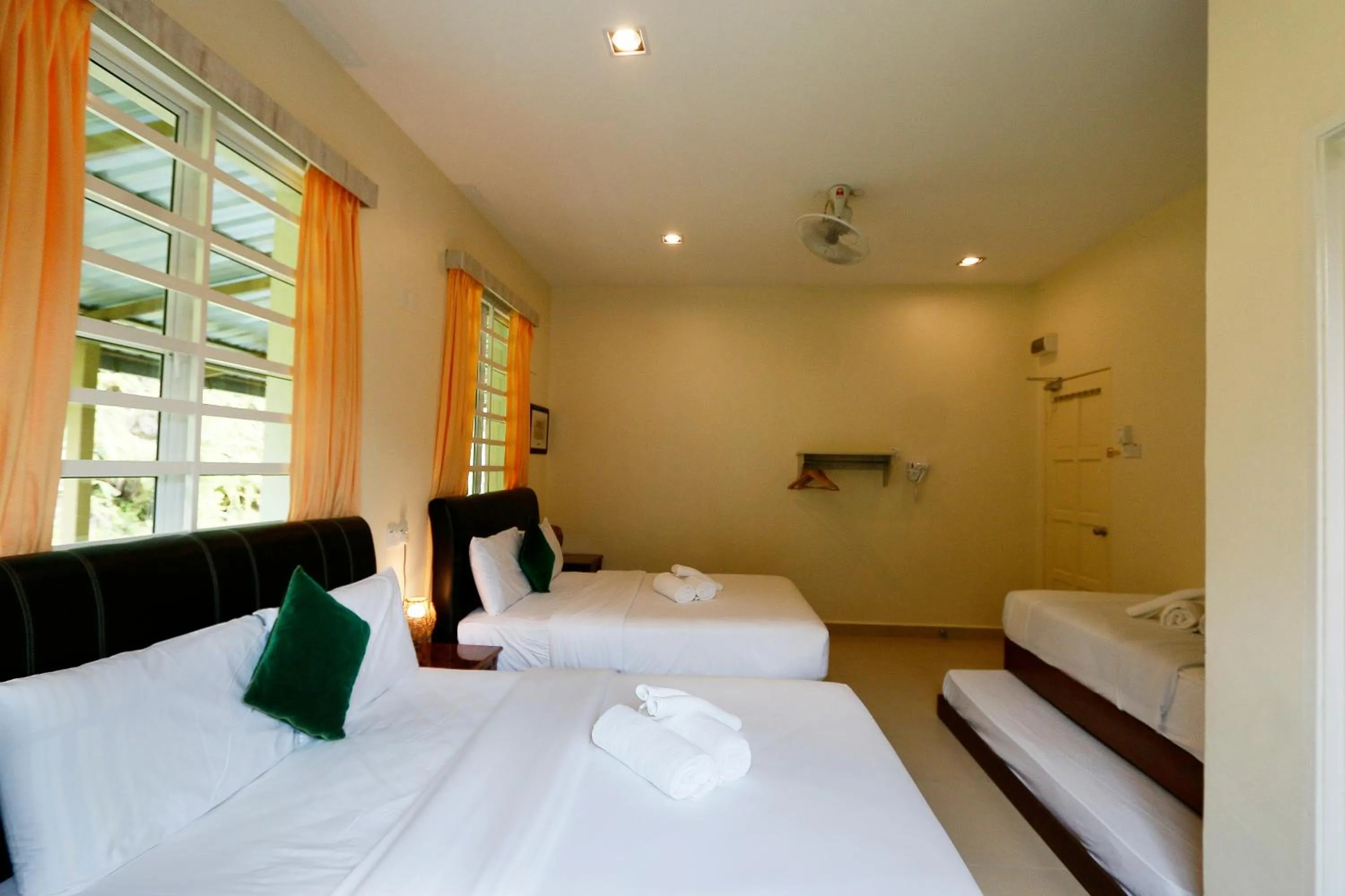 Bedroom, Bed in Golden Lodge