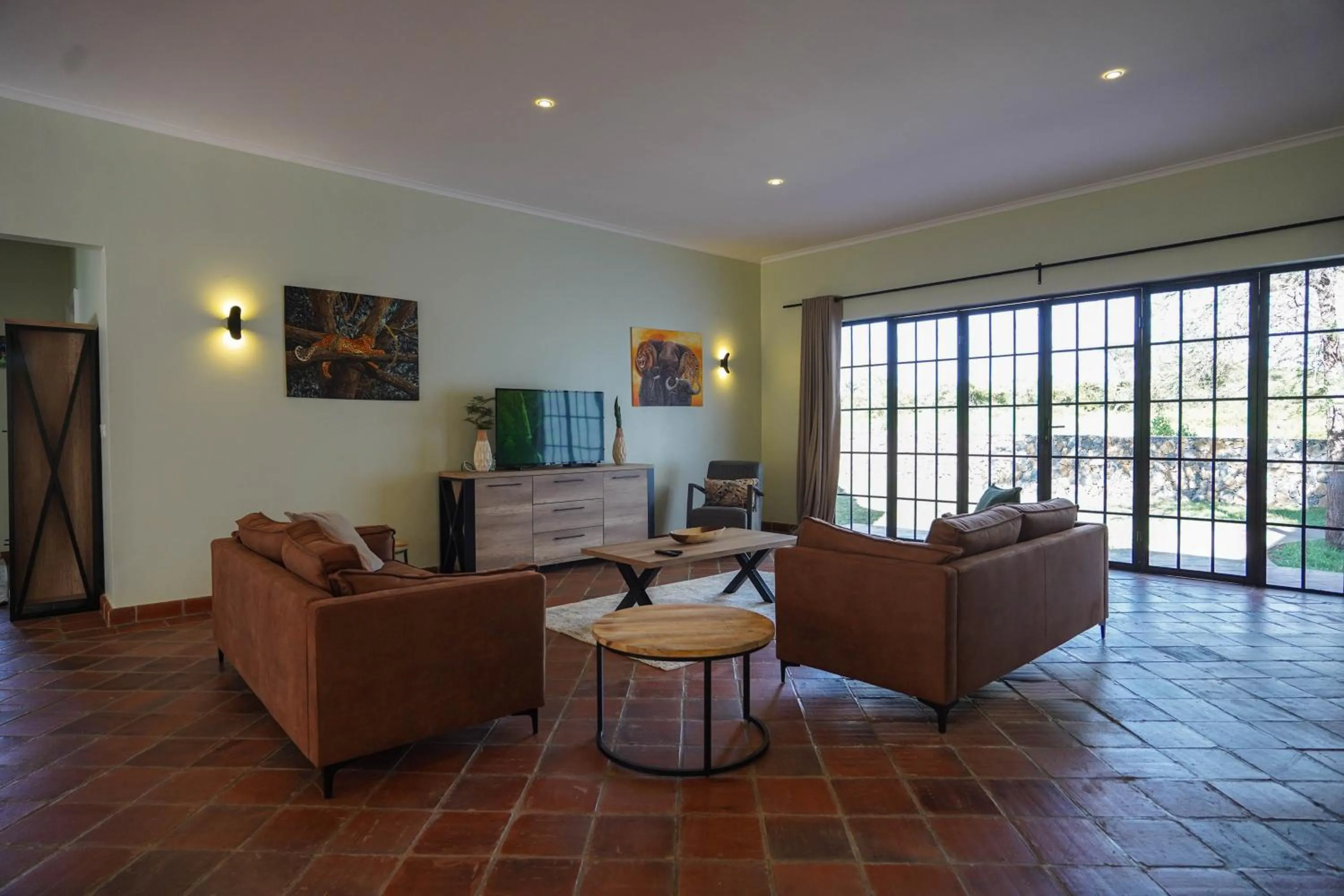 Communal lounge/ TV room in Kili Seasons Hotel