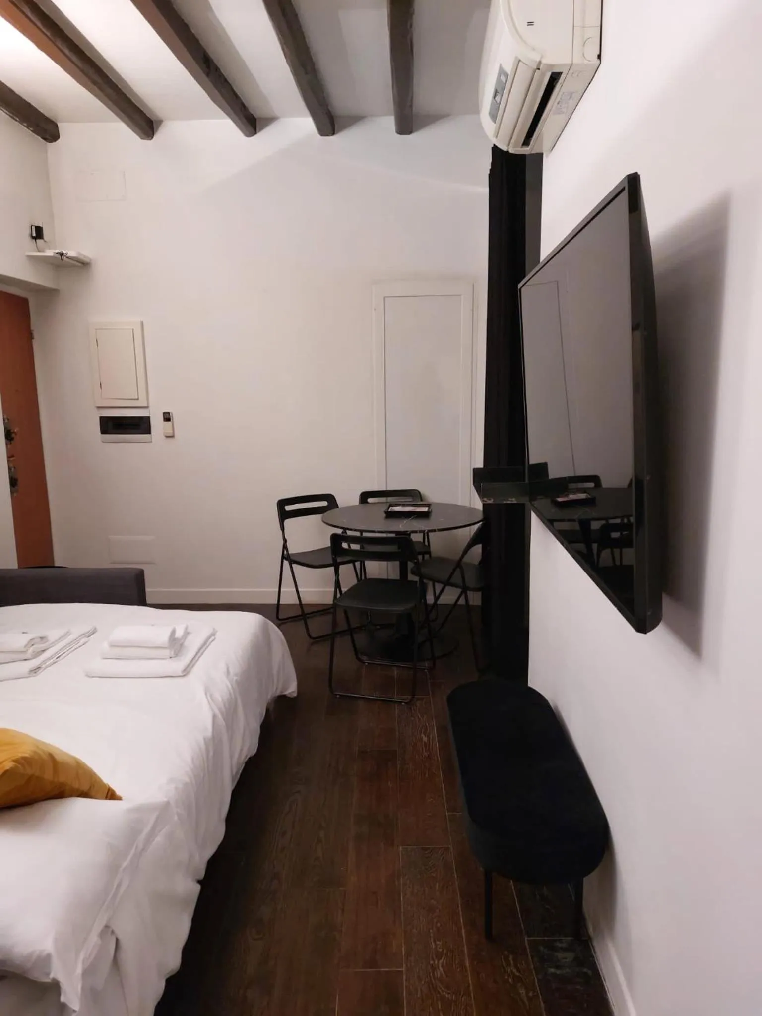 hair dresser, Bed in EasyInRome Navona