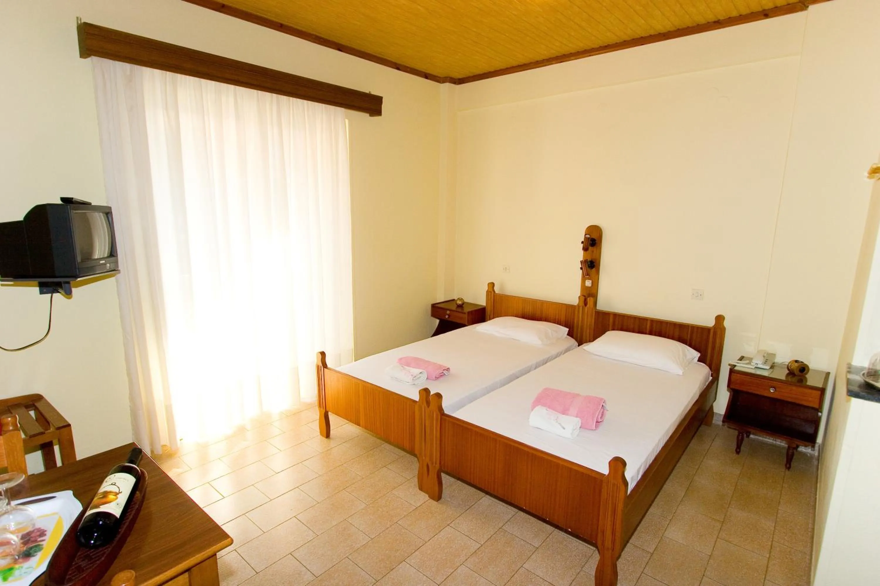 Photo of the whole room, Bed in Miami Studios