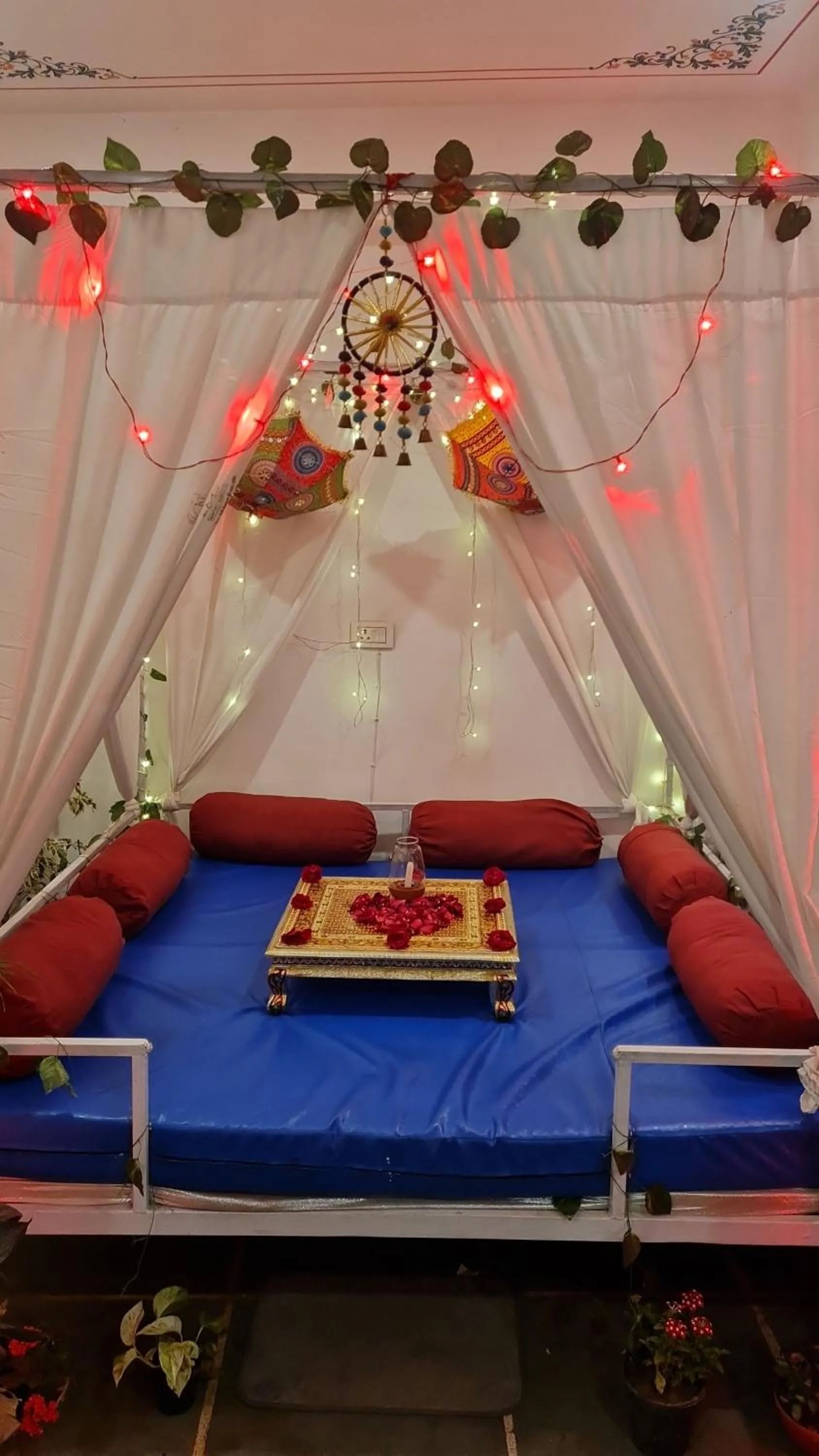 Restaurant/places to eat, Bed in Neev Haweli