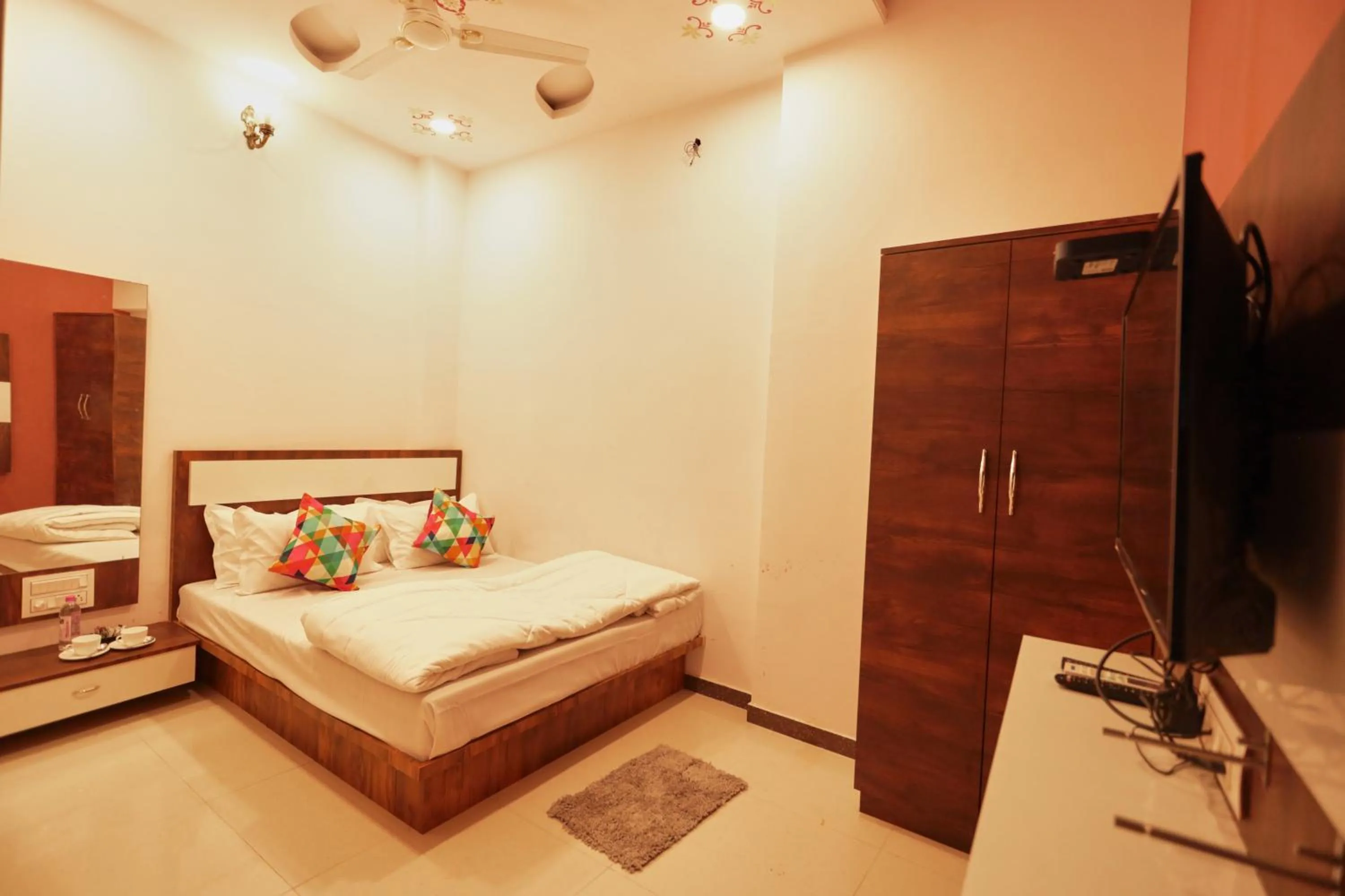 Bedroom, Bed in Neev Haweli