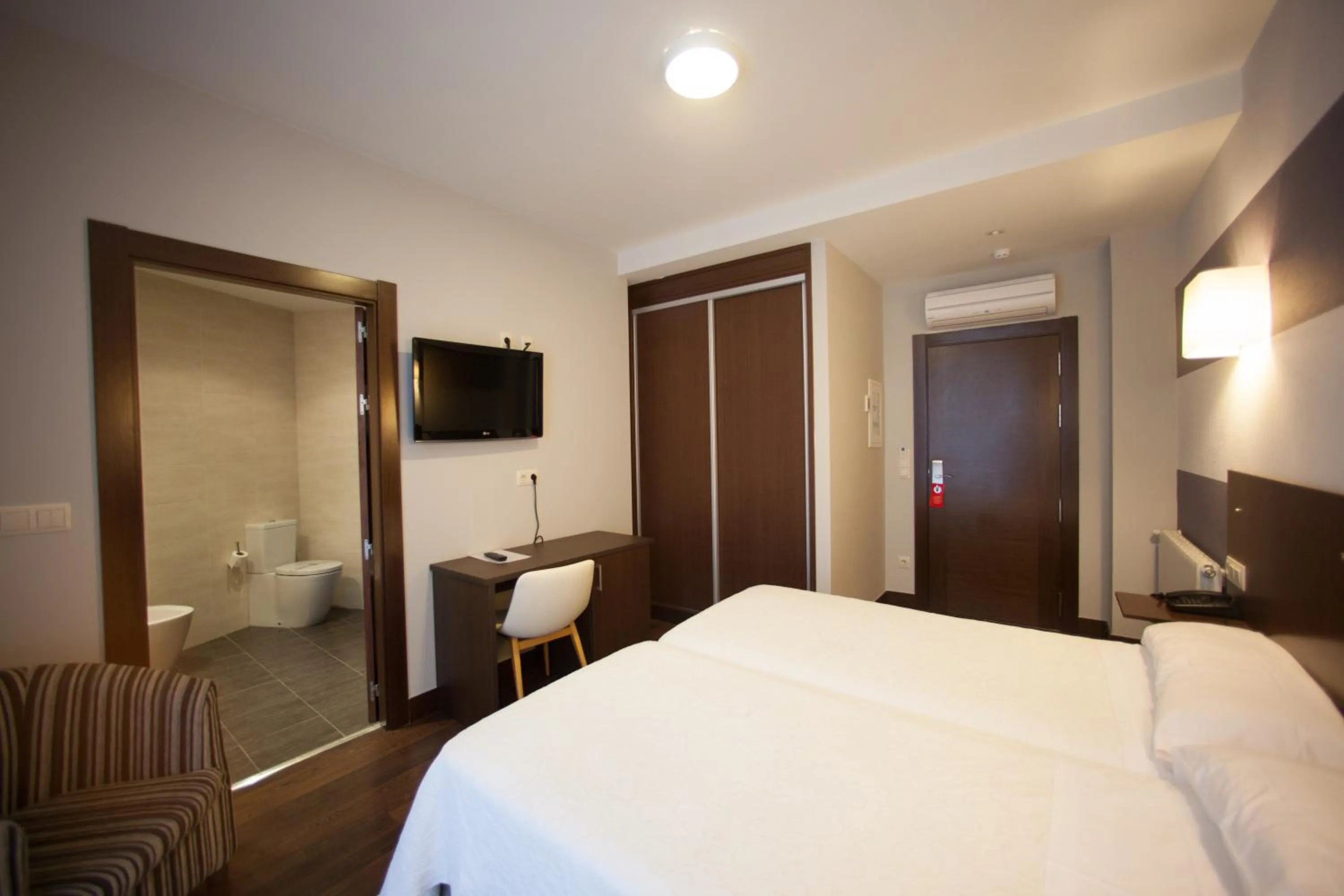 Bedroom, Bed in Hotel Silken Sirimiri