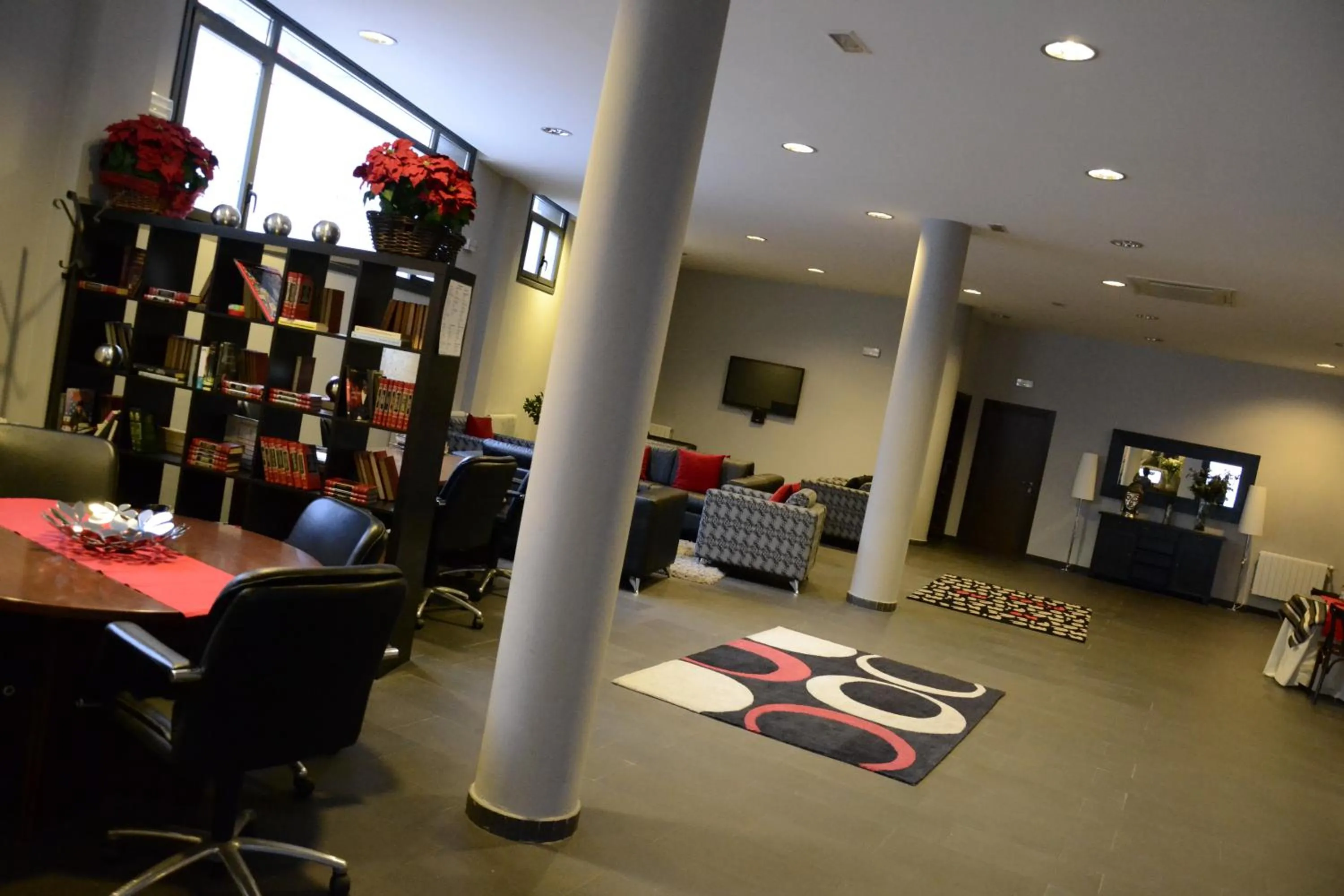 Communal lounge/ TV room in Hotel Silken Sirimiri