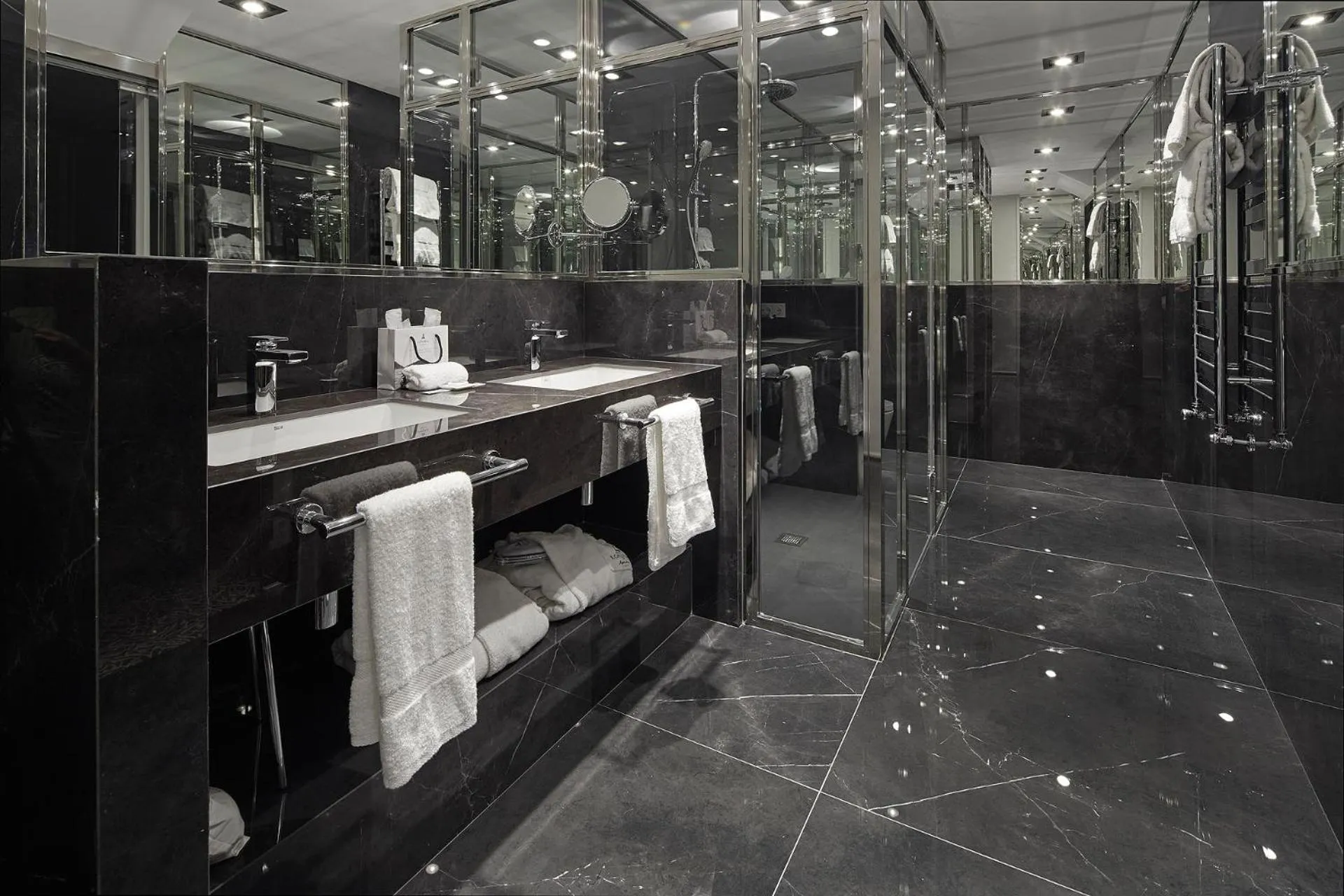 Toilet in Hotel de Londres y de Inglaterra