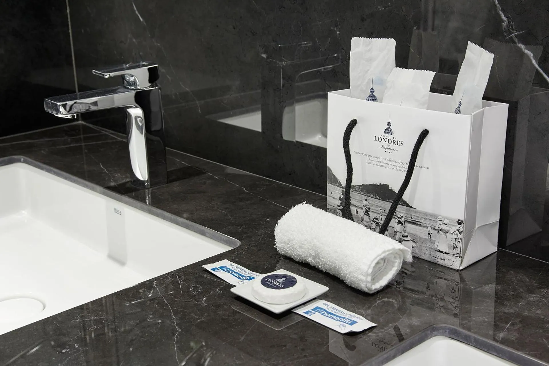 Bathroom in Hotel de Londres y de Inglaterra