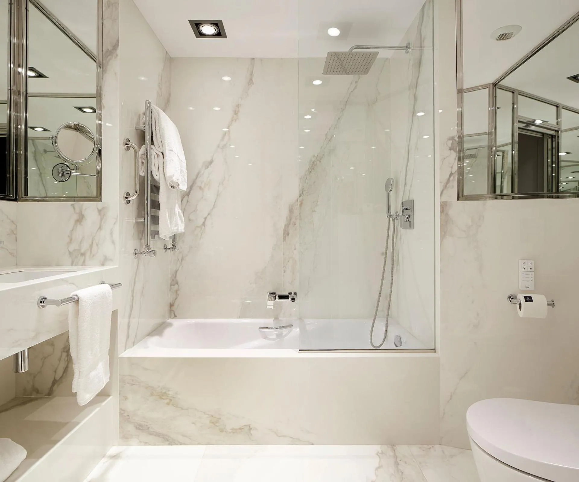 Bathroom in Hotel de Londres y de Inglaterra