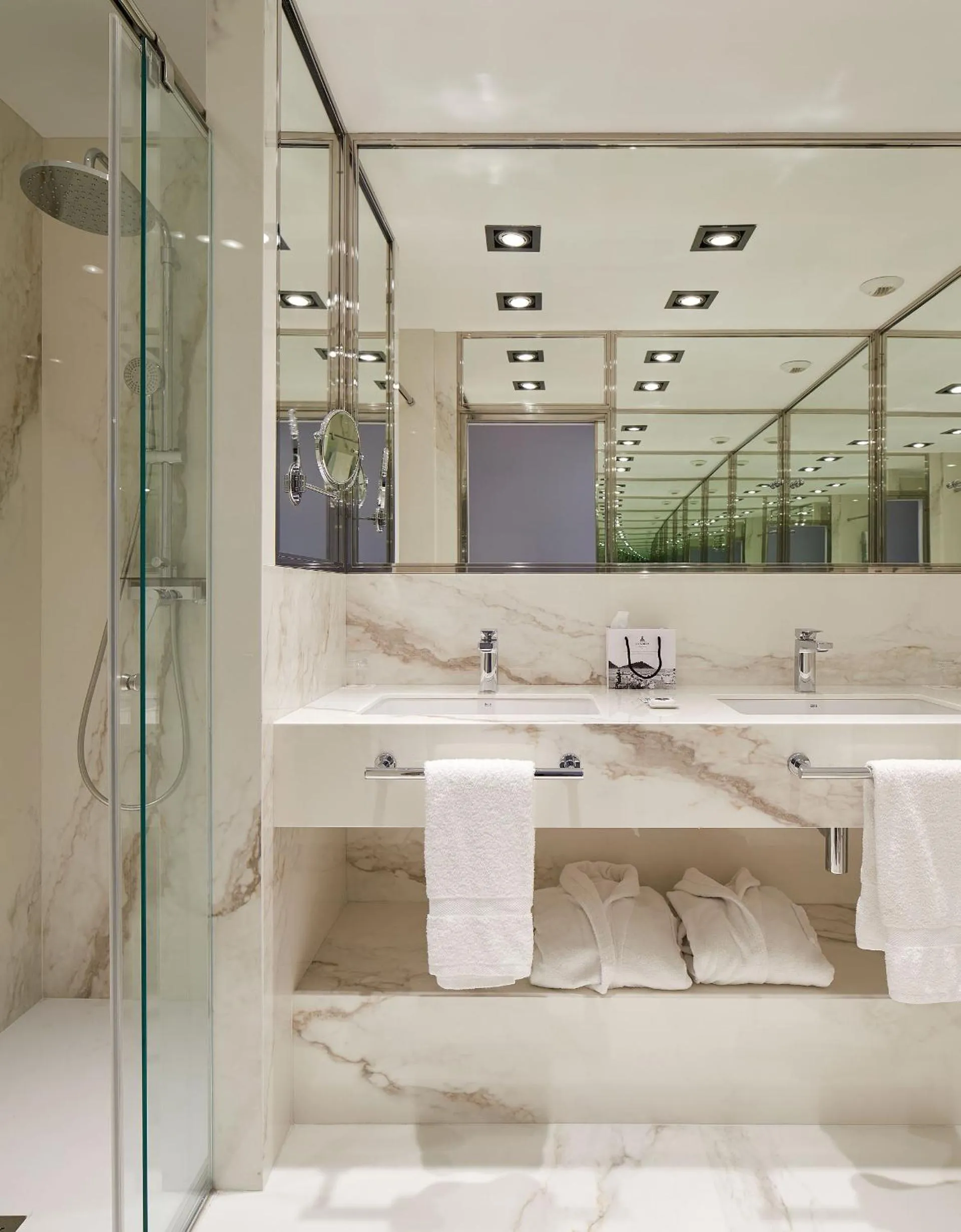 Toilet in Hotel de Londres y de Inglaterra