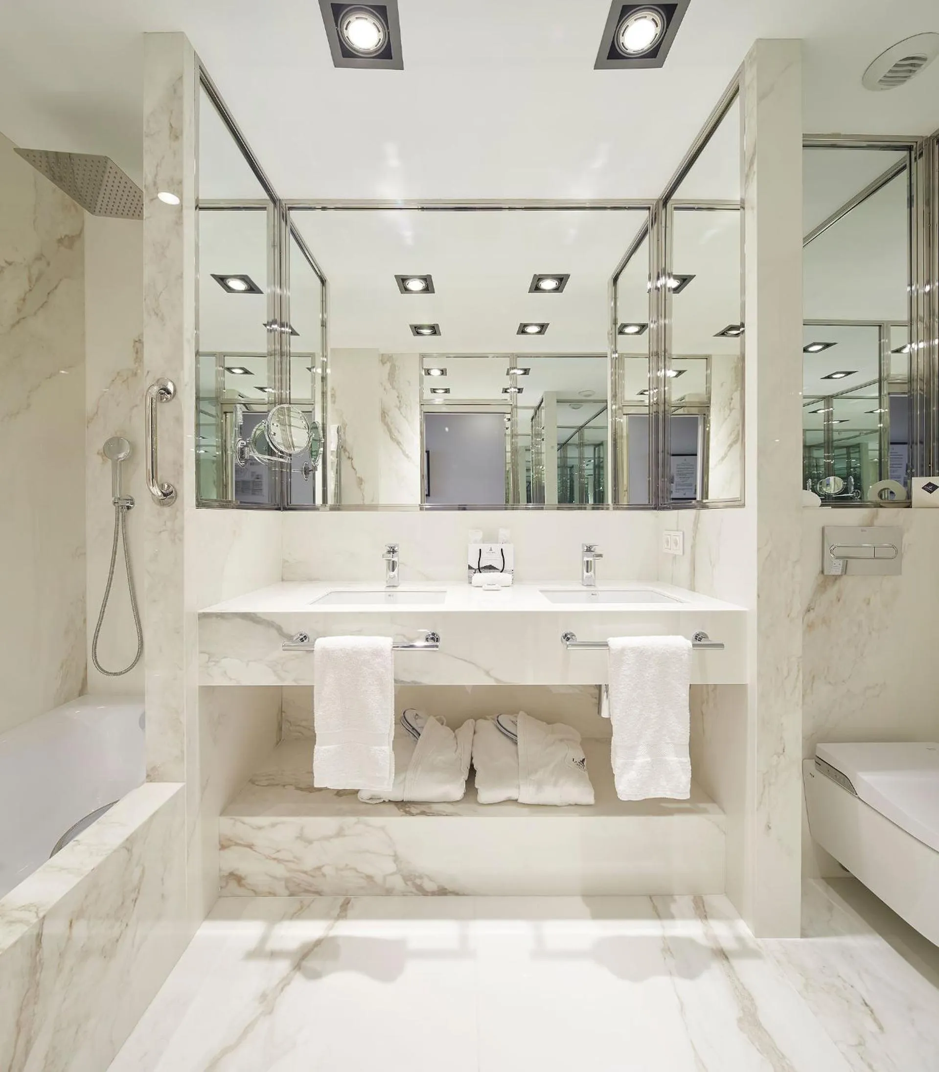 Toilet in Hotel de Londres y de Inglaterra