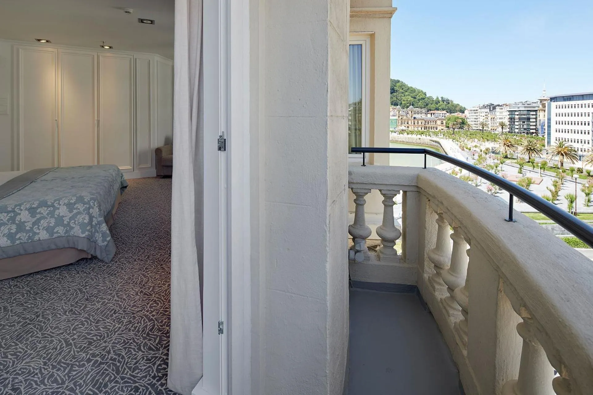 Balcony/Terrace, Bed in Hotel de Londres y de Inglaterra