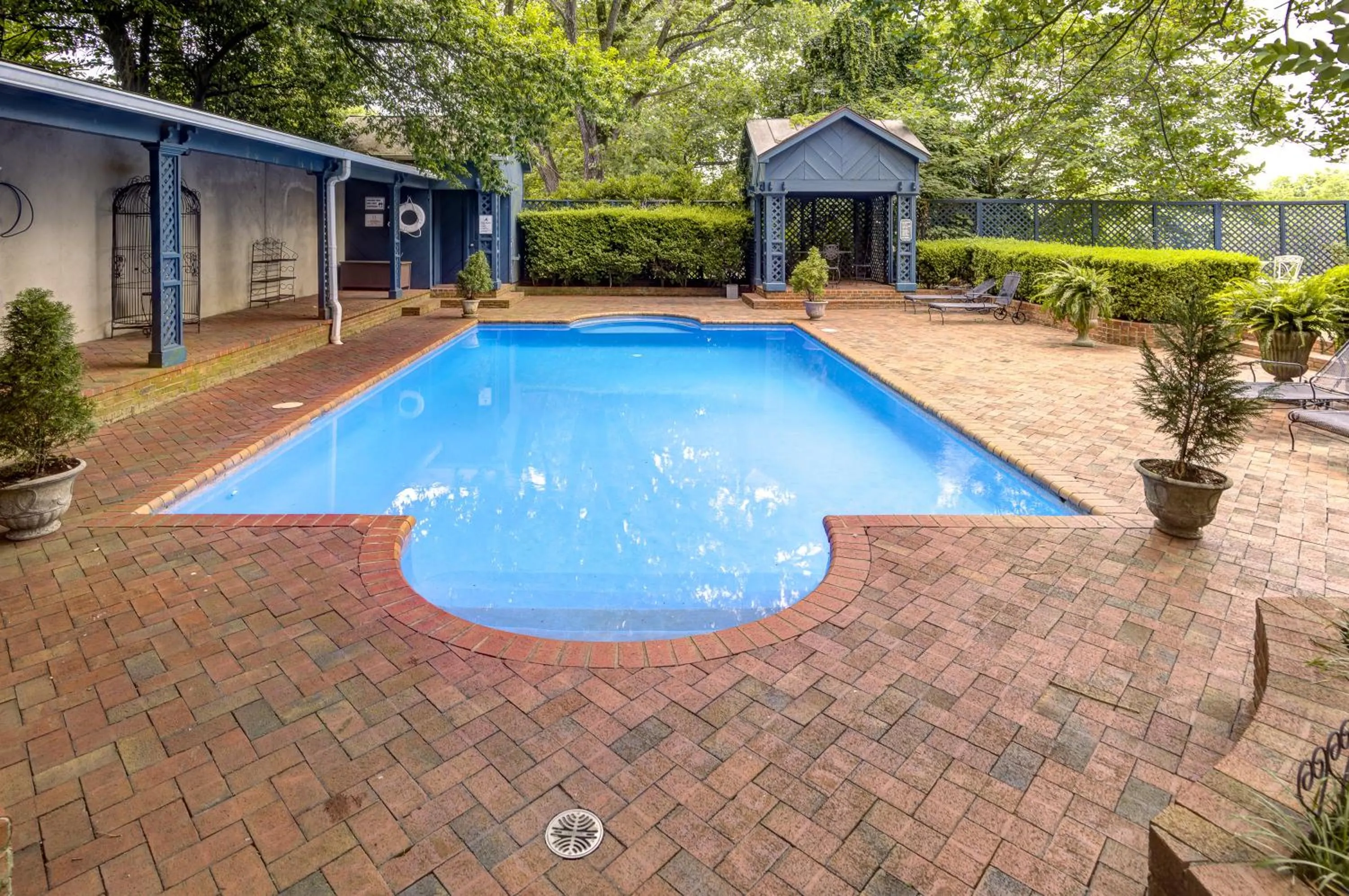 Pool view in The Duff Green Mansion