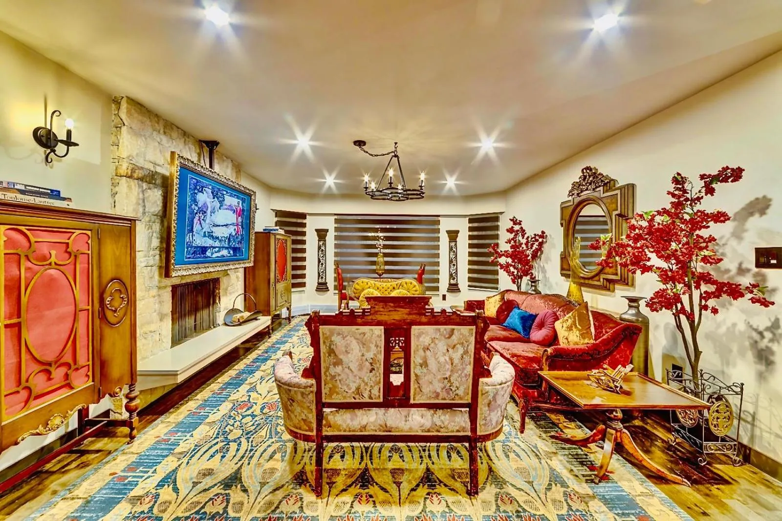 Communal lounge/ TV room in Neocolonial Nouveau Kensington Vacation Home