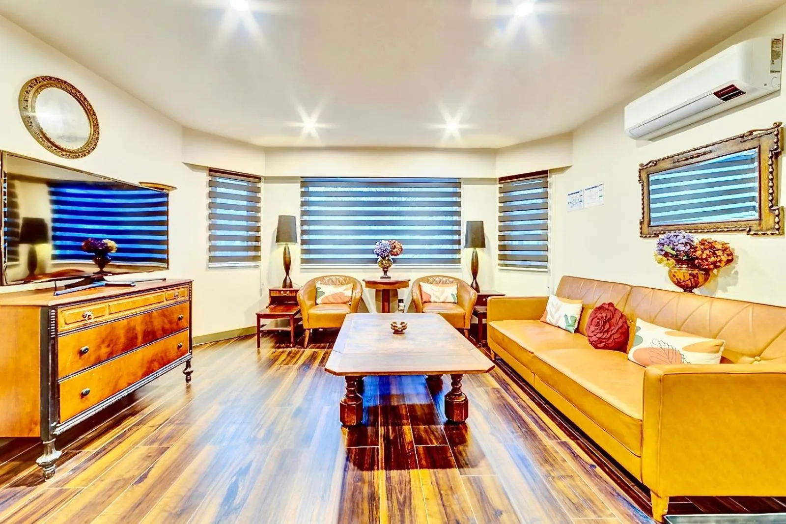 TV and multimedia in Neocolonial Nouveau Kensington Vacation Home