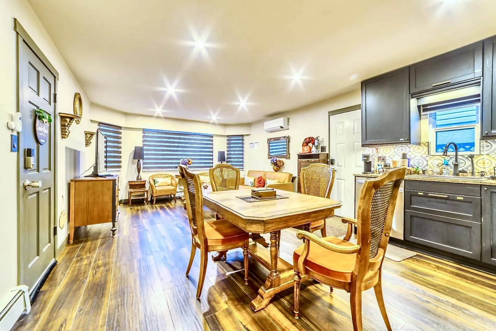Living room in Neocolonial Nouveau Kensington Vacation Home