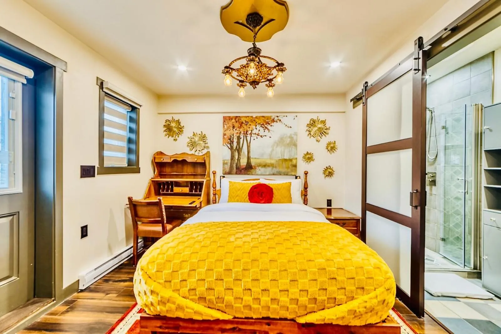 Shower, Bed in Neocolonial Nouveau Kensington Vacation Home