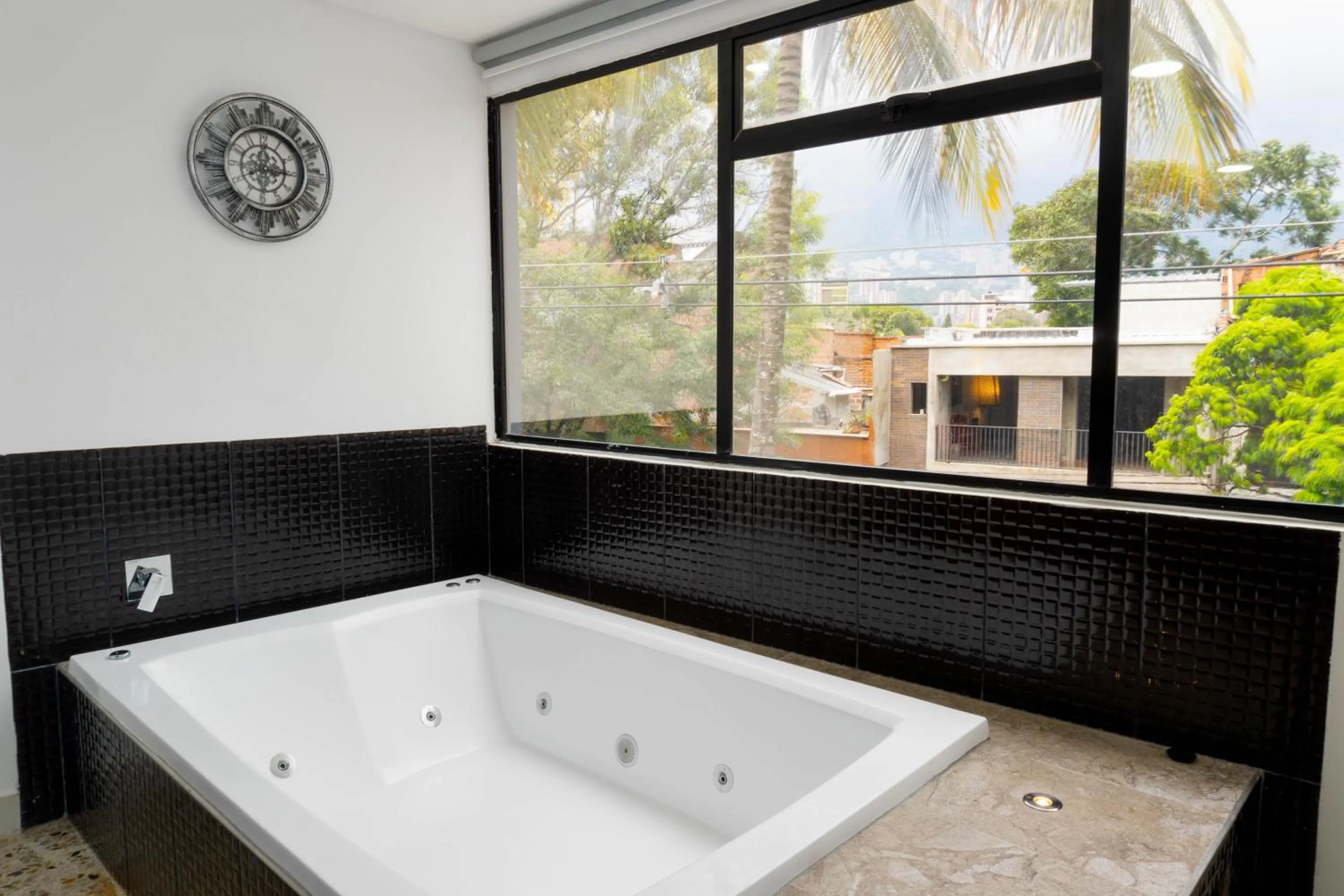 Hot Tub in Hotel Ofix