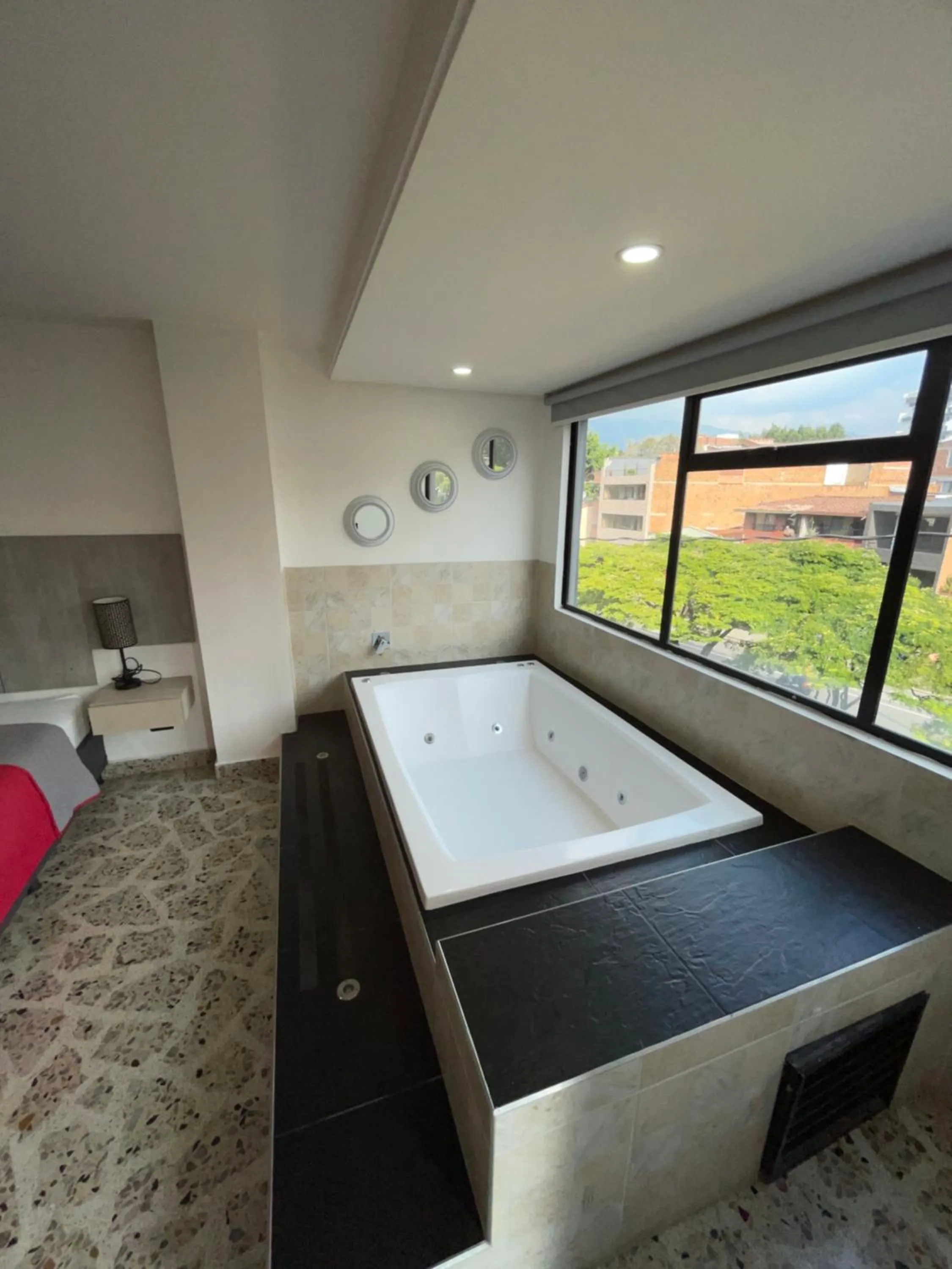 Hot Tub, Bed in Hotel Ofix