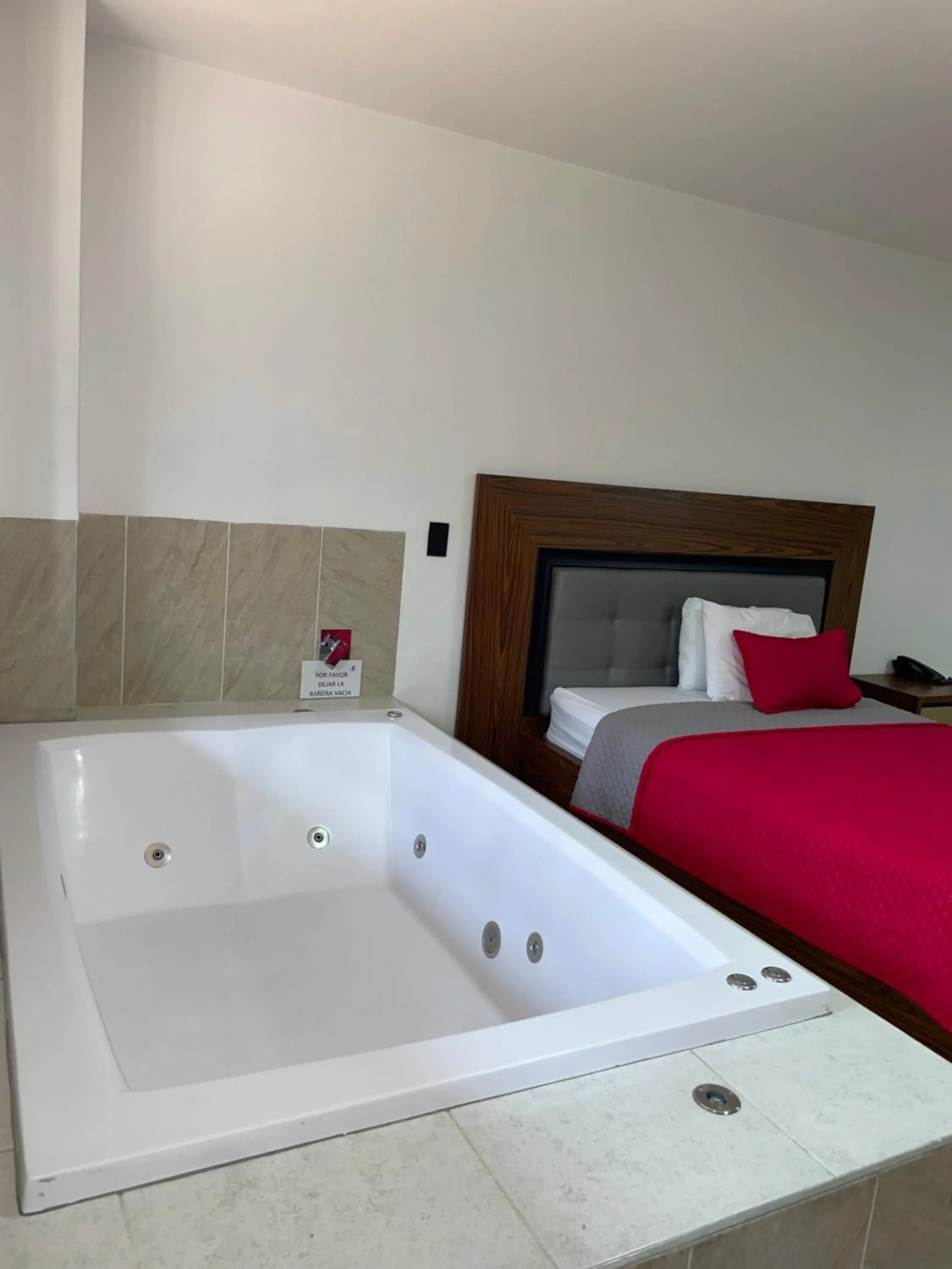 Hot Tub, Bed in Hotel Ofix