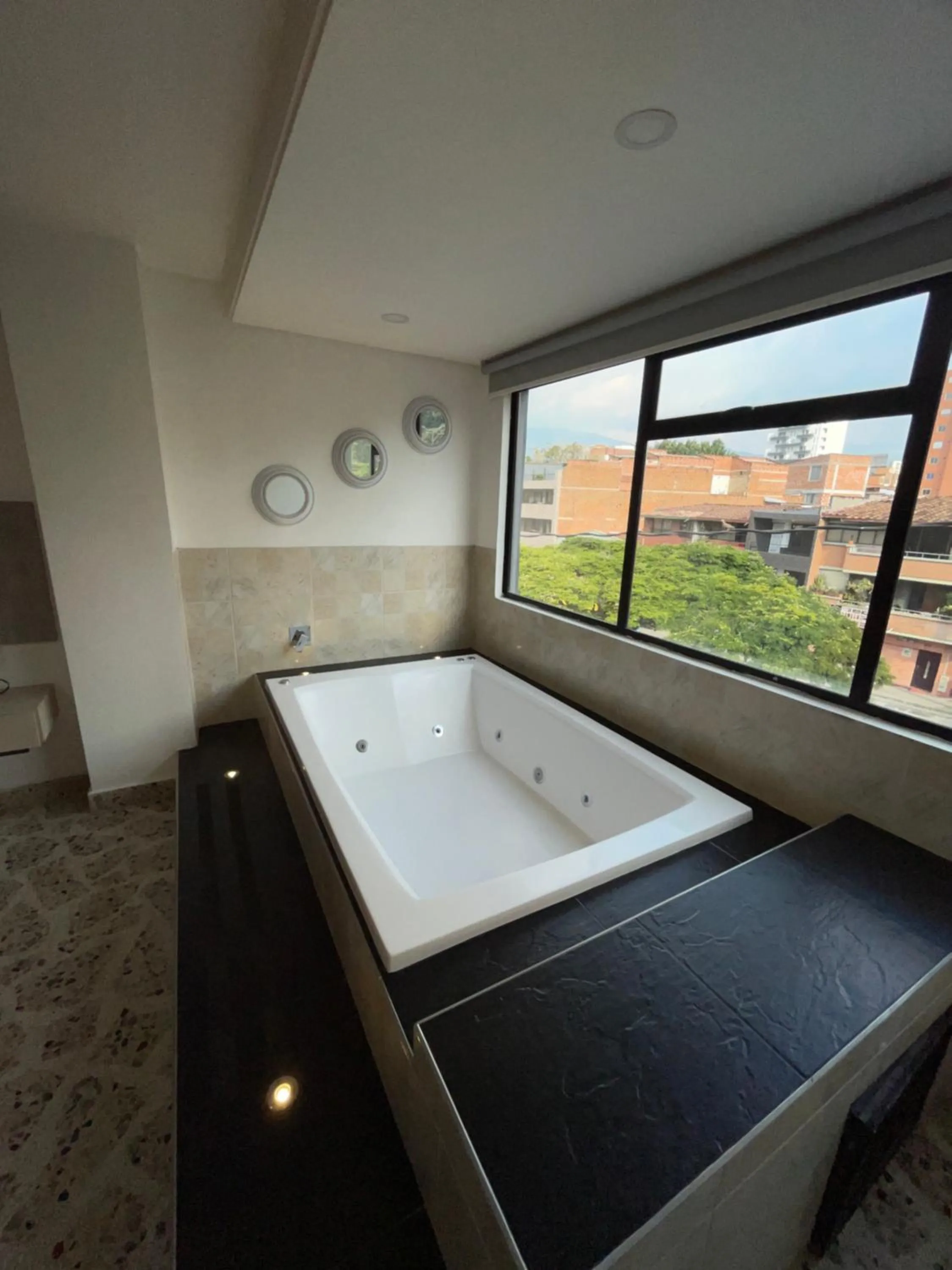 Hot Tub, Bed in Hotel Ofix