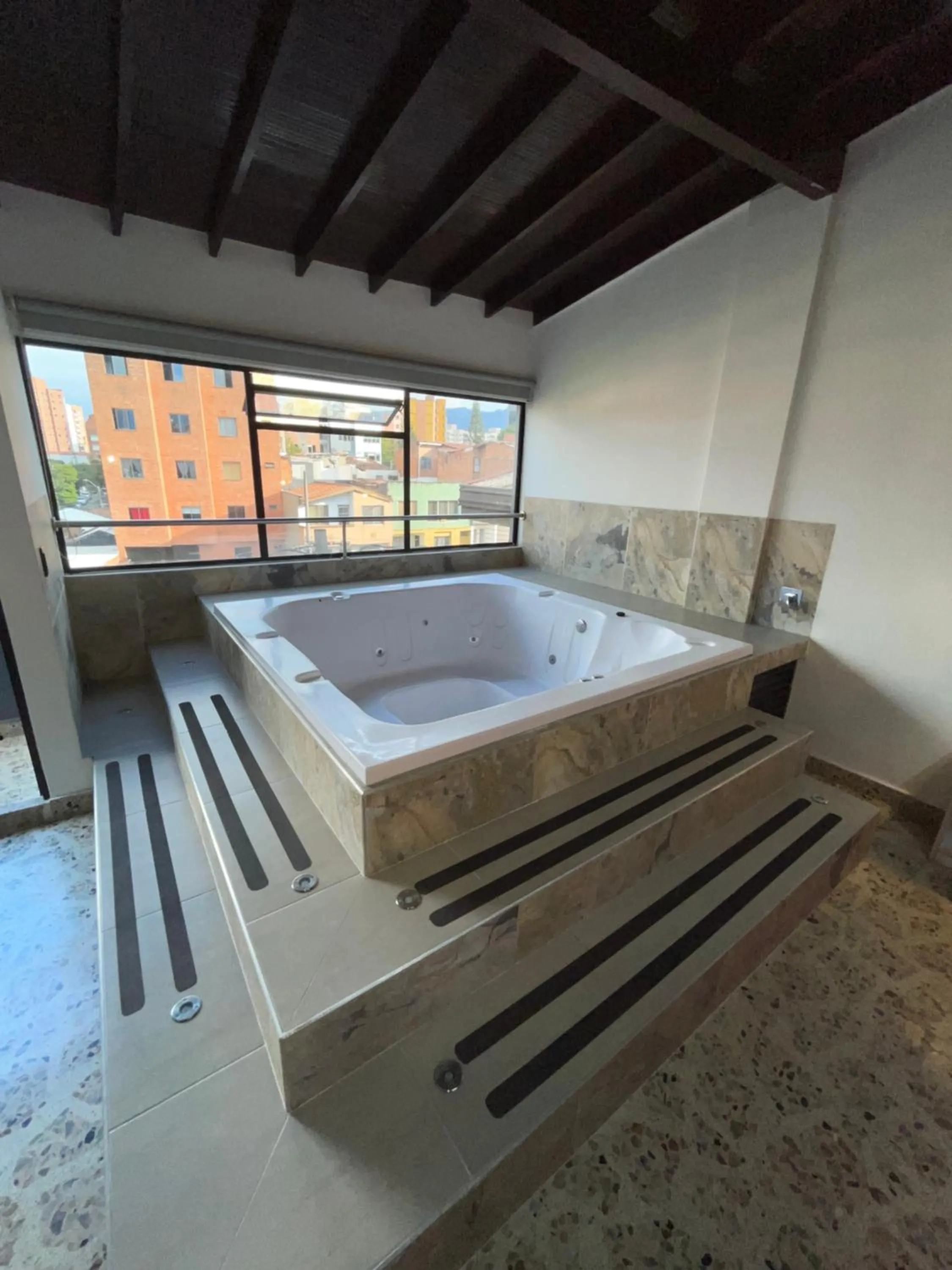 Hot Tub, Bed in Hotel Ofix