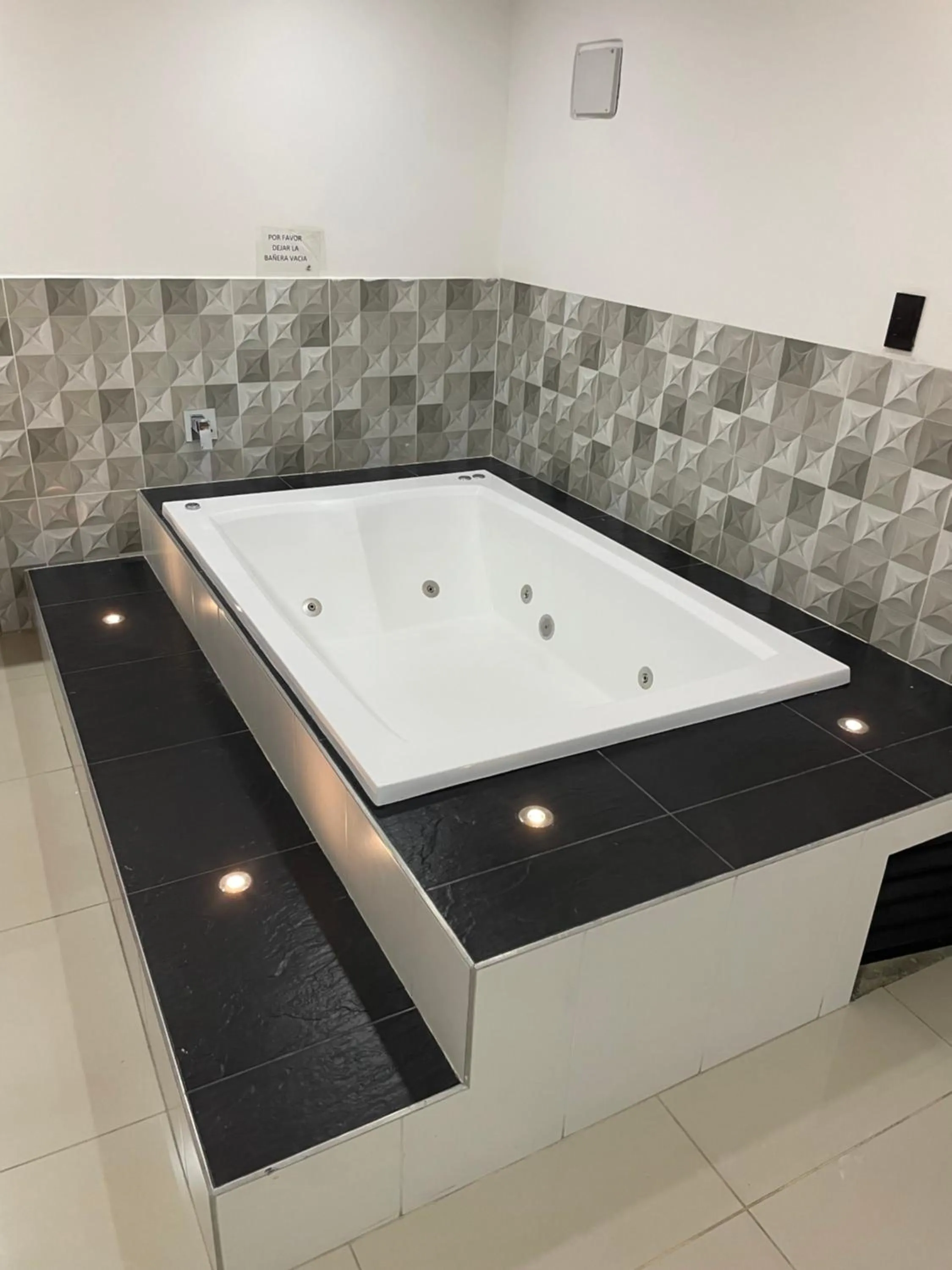 Hot Tub in Hotel Ofix