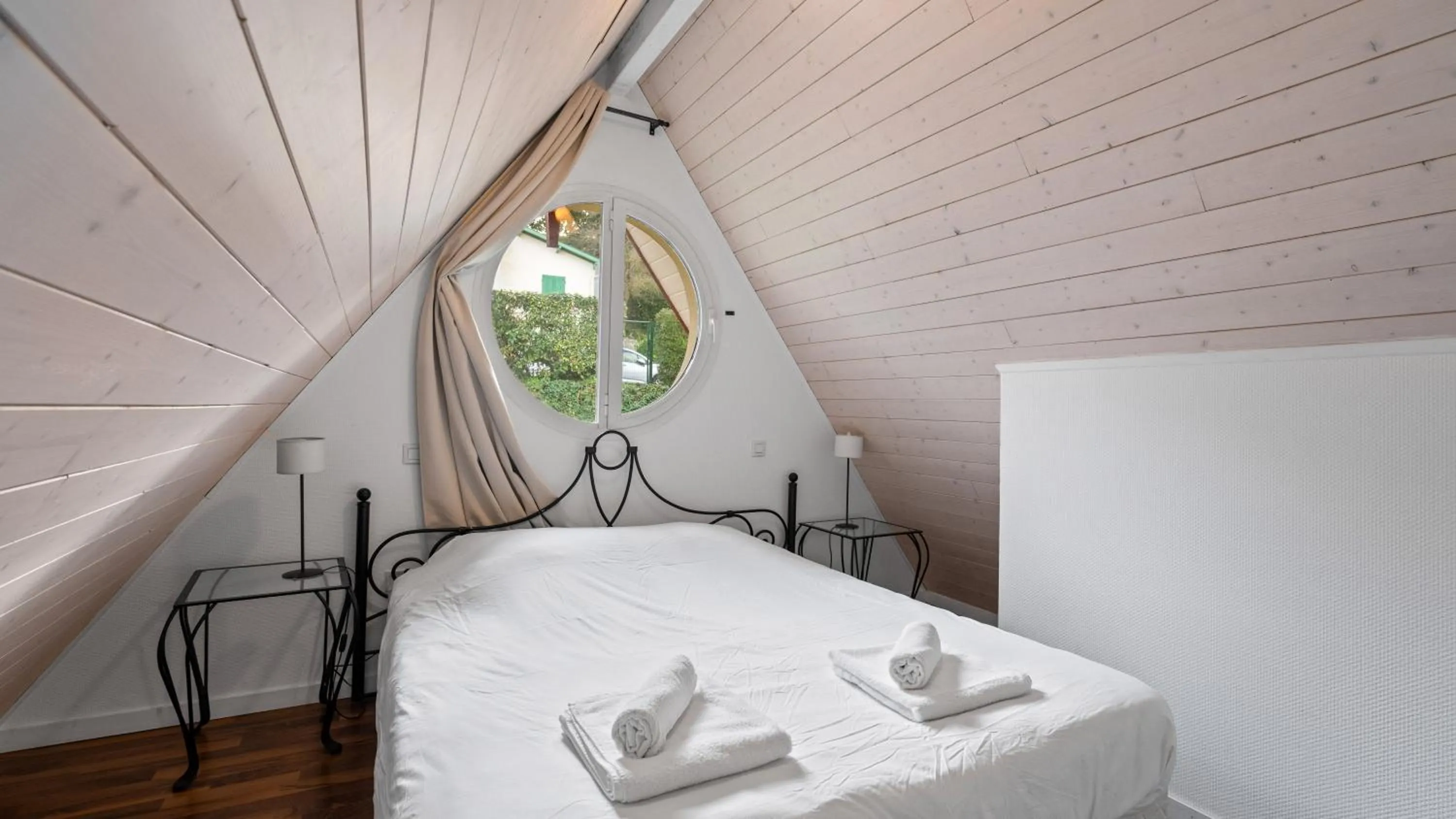 Bedroom, Bed in Superbe appartement en hyper centre, proche plage, linge et ménage inclus