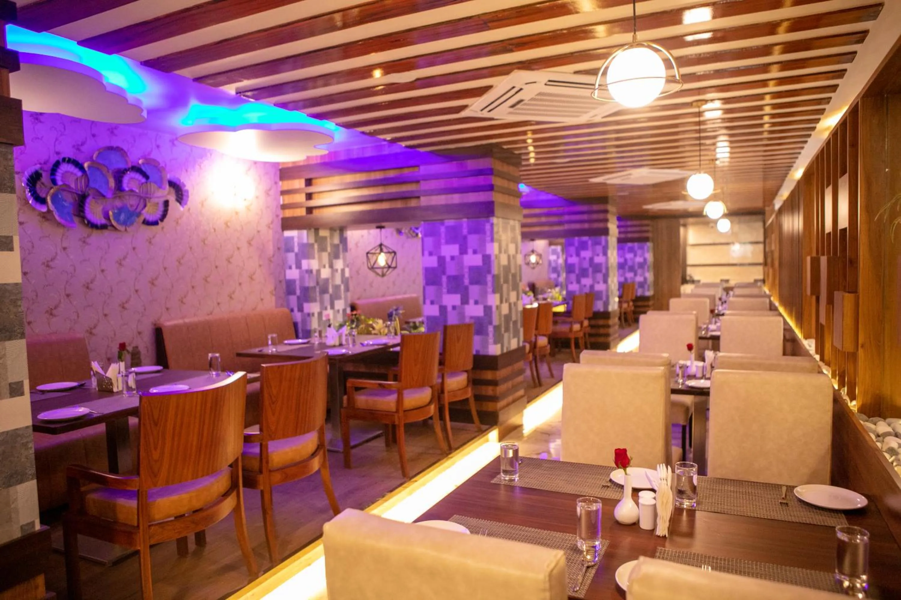 Restaurant/places to eat in Hotel EDEN