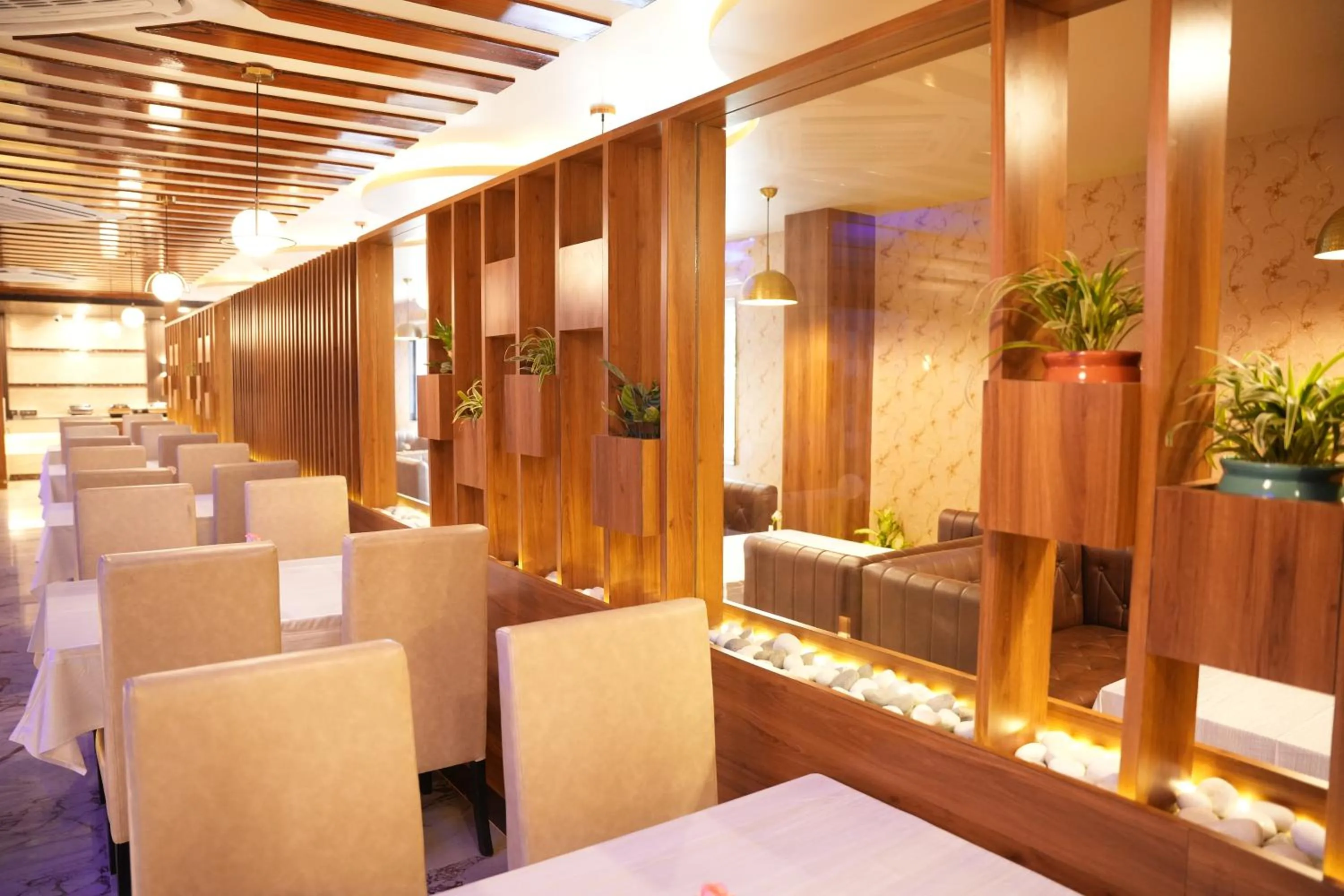 Restaurant/places to eat in Hotel EDEN