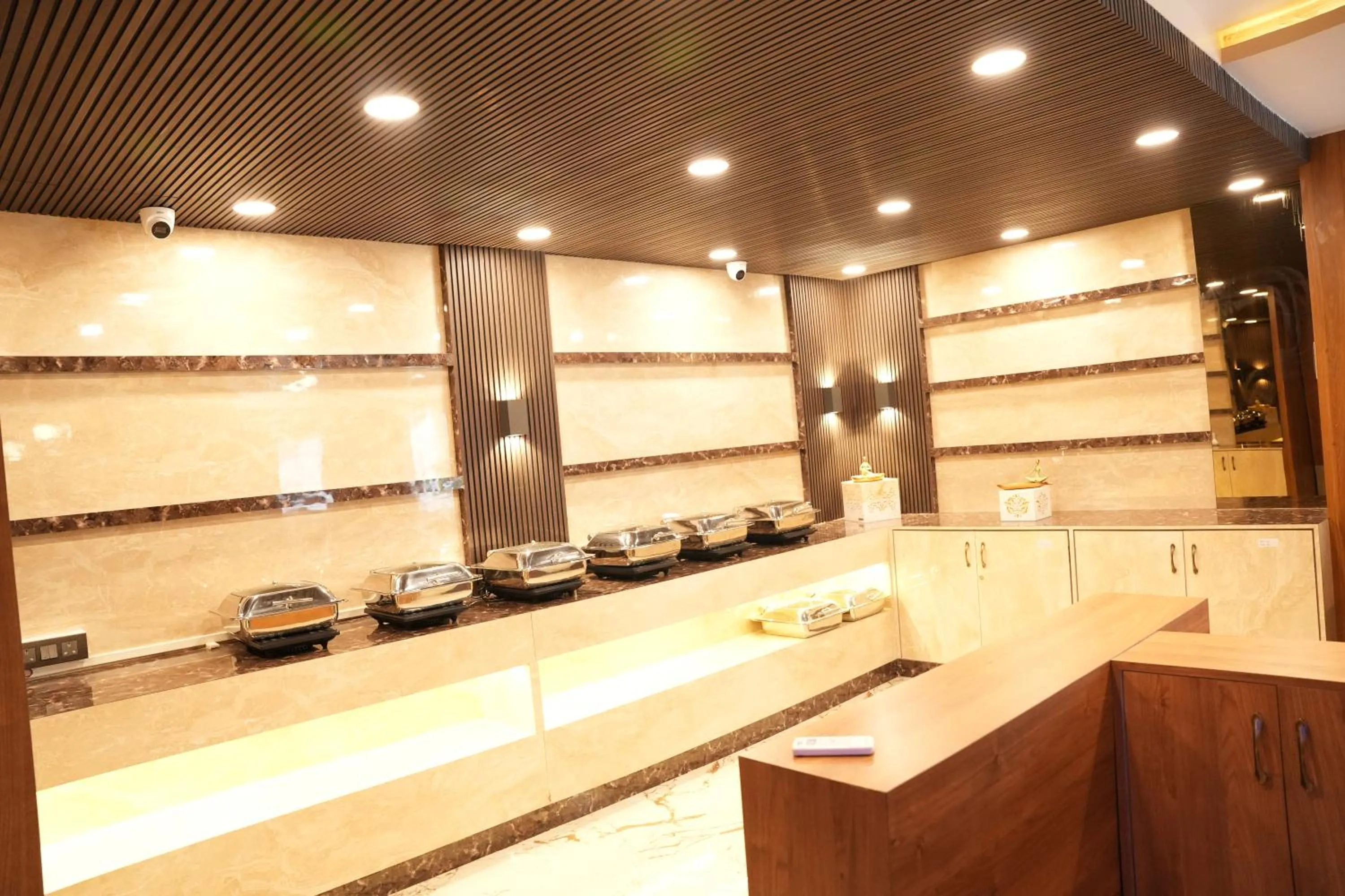 Restaurant/places to eat in Hotel EDEN