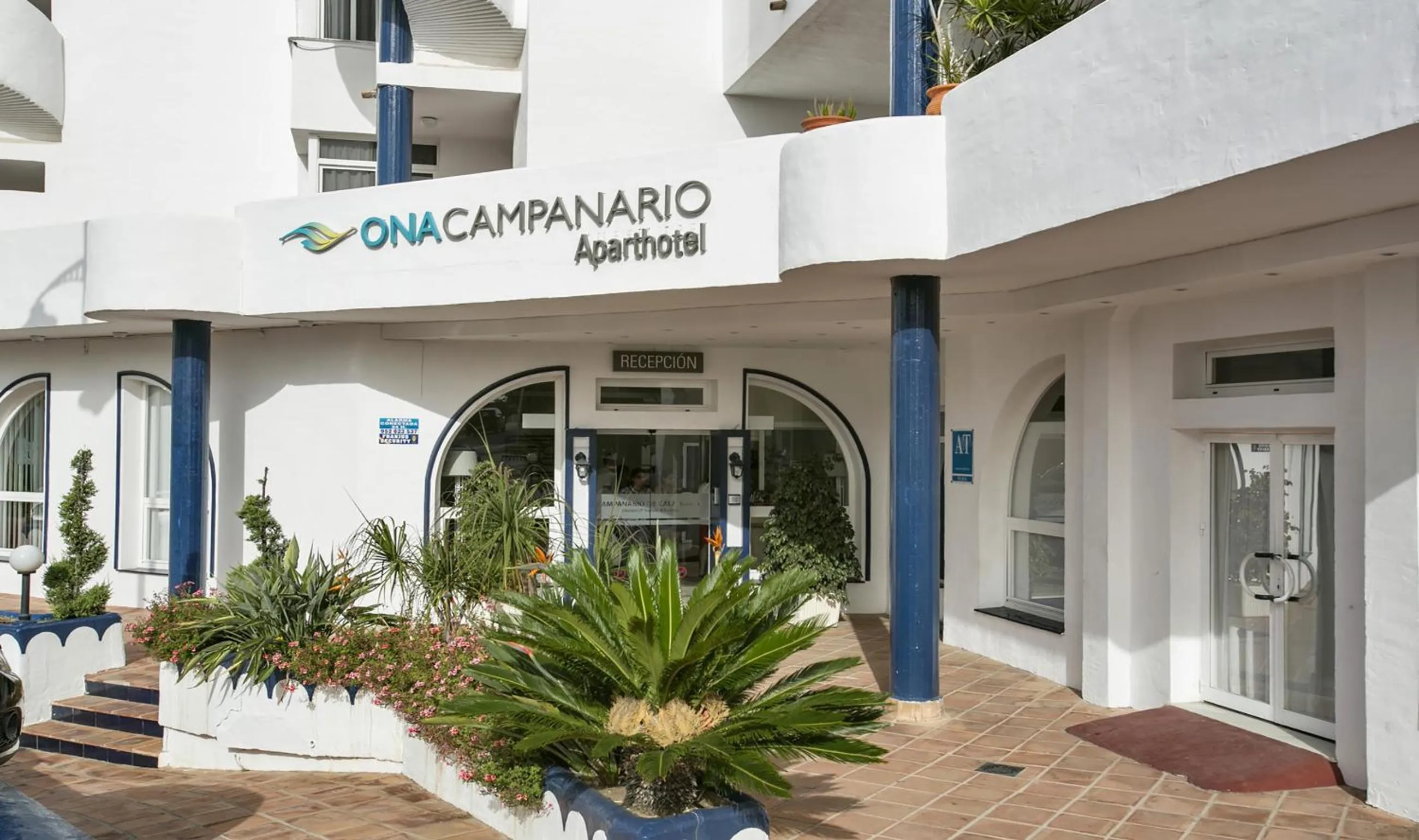 Facade/entrance in Ona Campanario